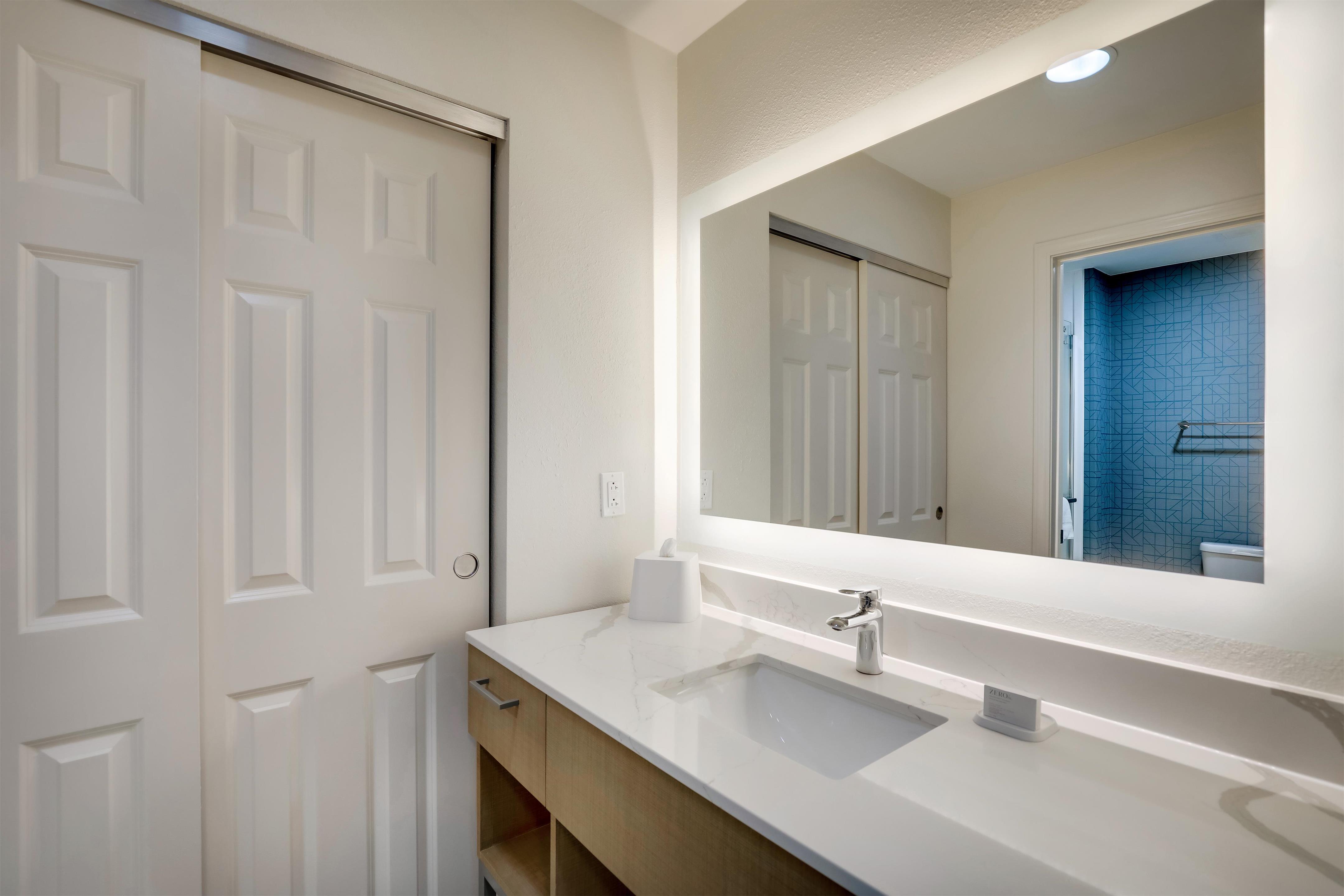 Guest room bath