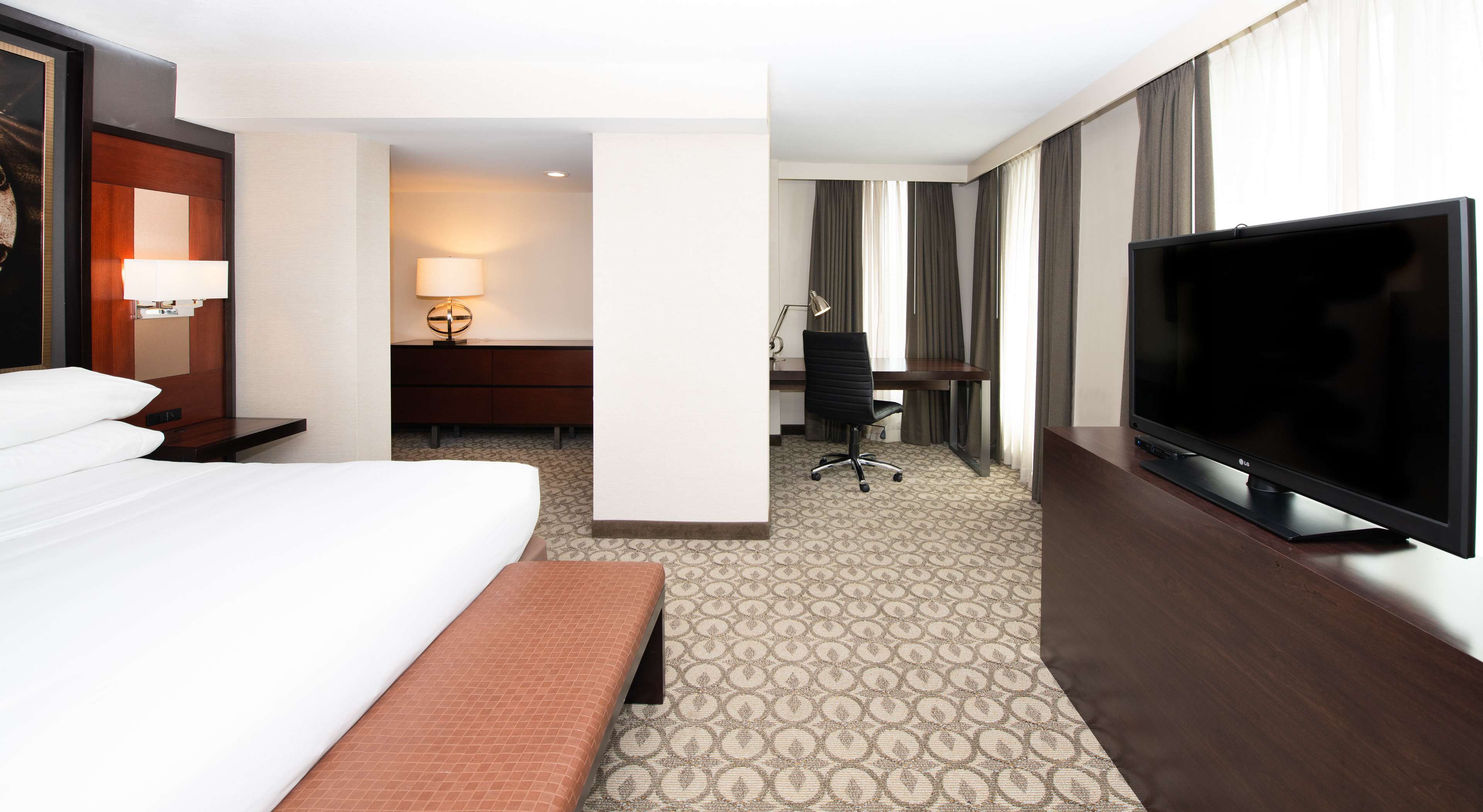 DoubleTree Hotel & Suites Charleston Airport Room Type - 1KING 2RM DELUXE STE NOSMK