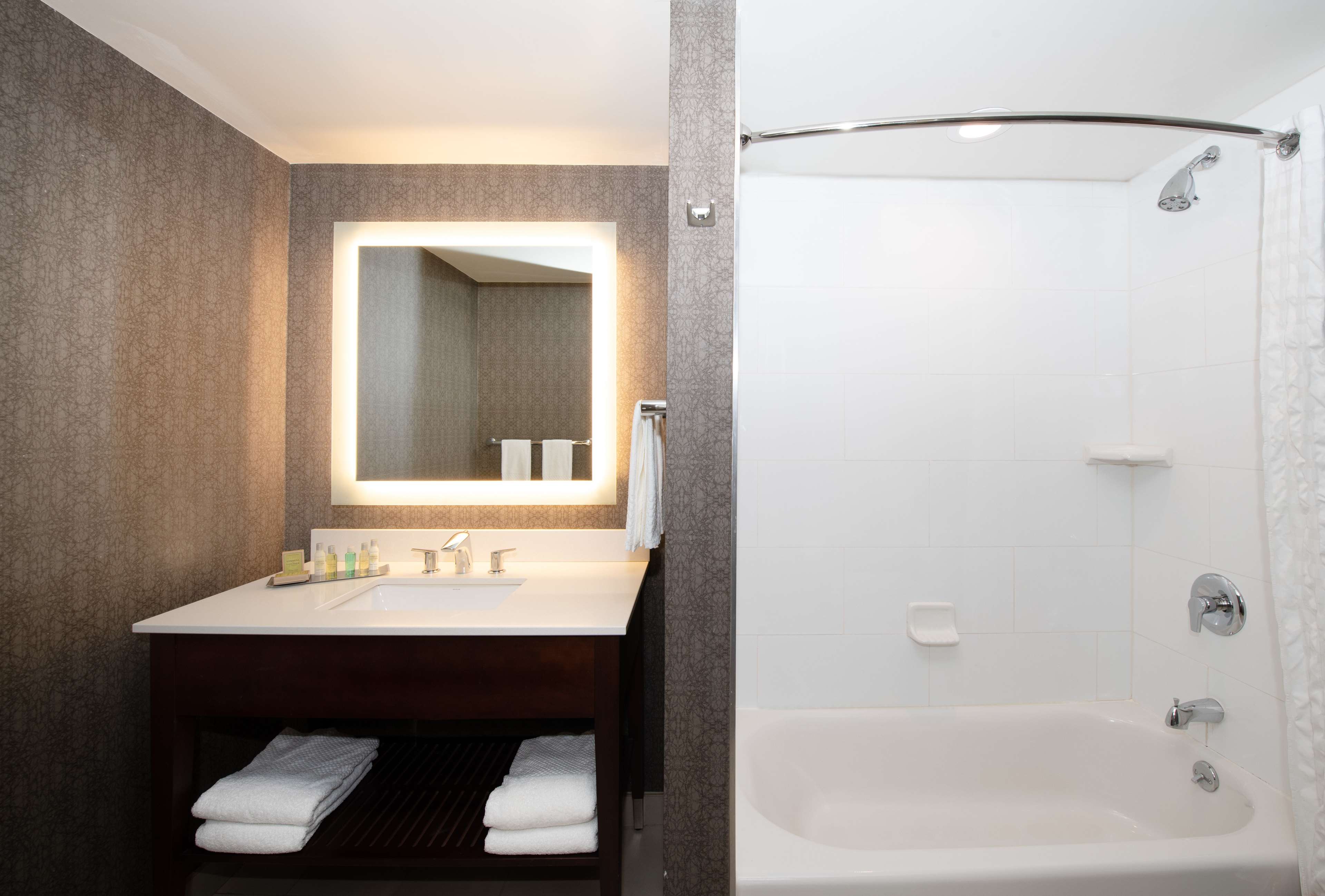 DoubleTree Hotel & Suites Charleston Airport Room Type - 1KNG HEARING ACCESS NOSMK