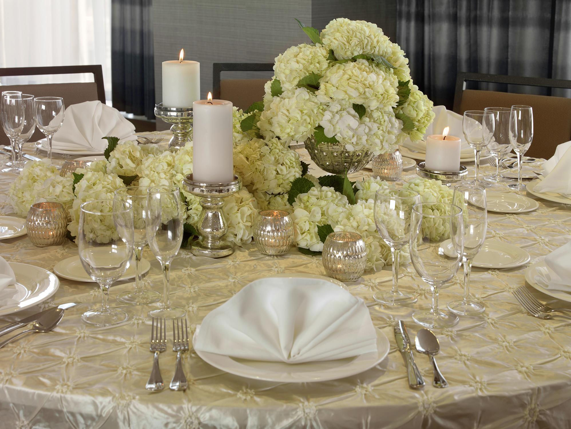 Restaurant | Doubletree by Hilton Cedar Rapids Convention Complex