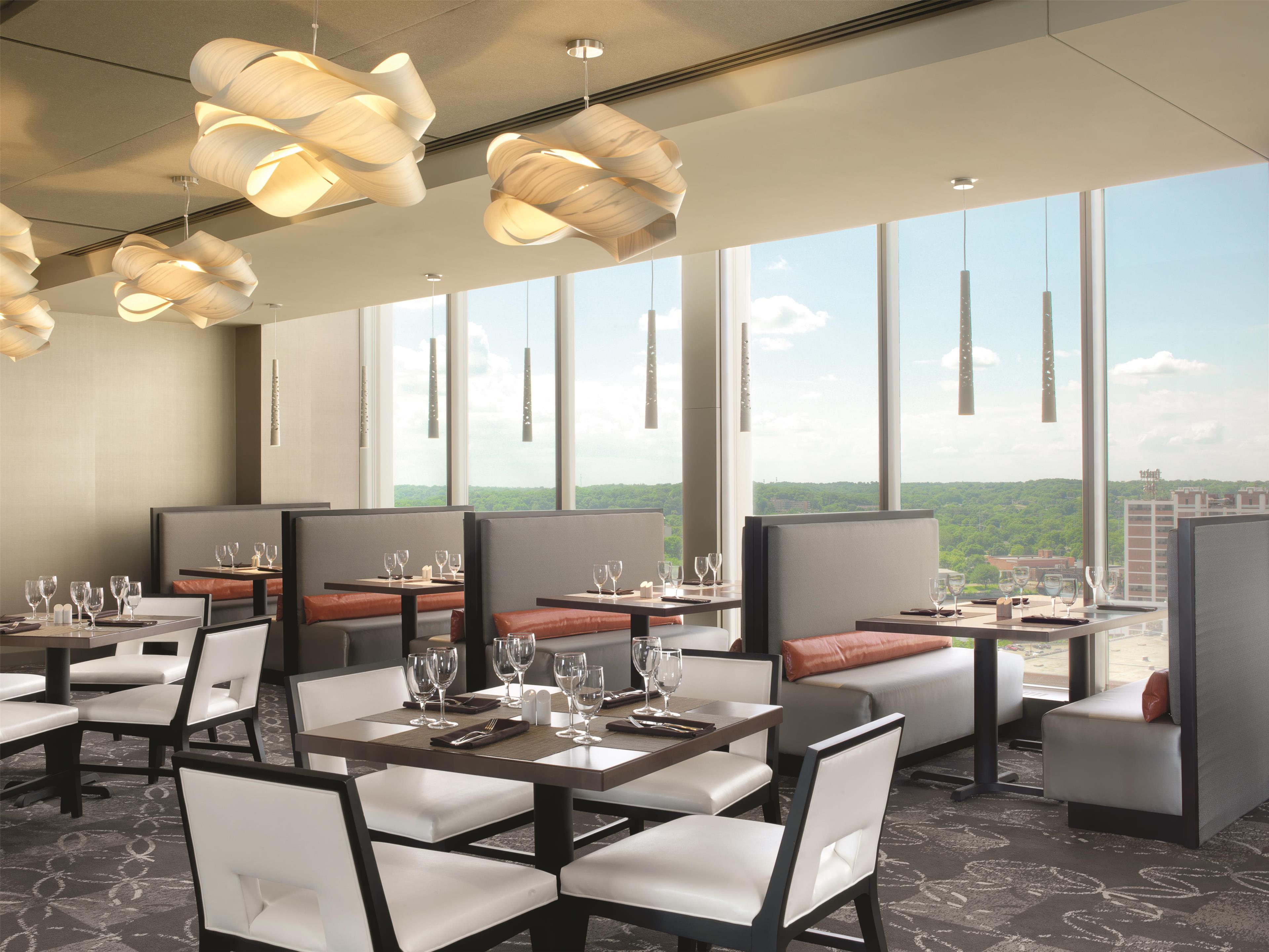 Restaurant | Doubletree by Hilton Cedar Rapids Convention Complex