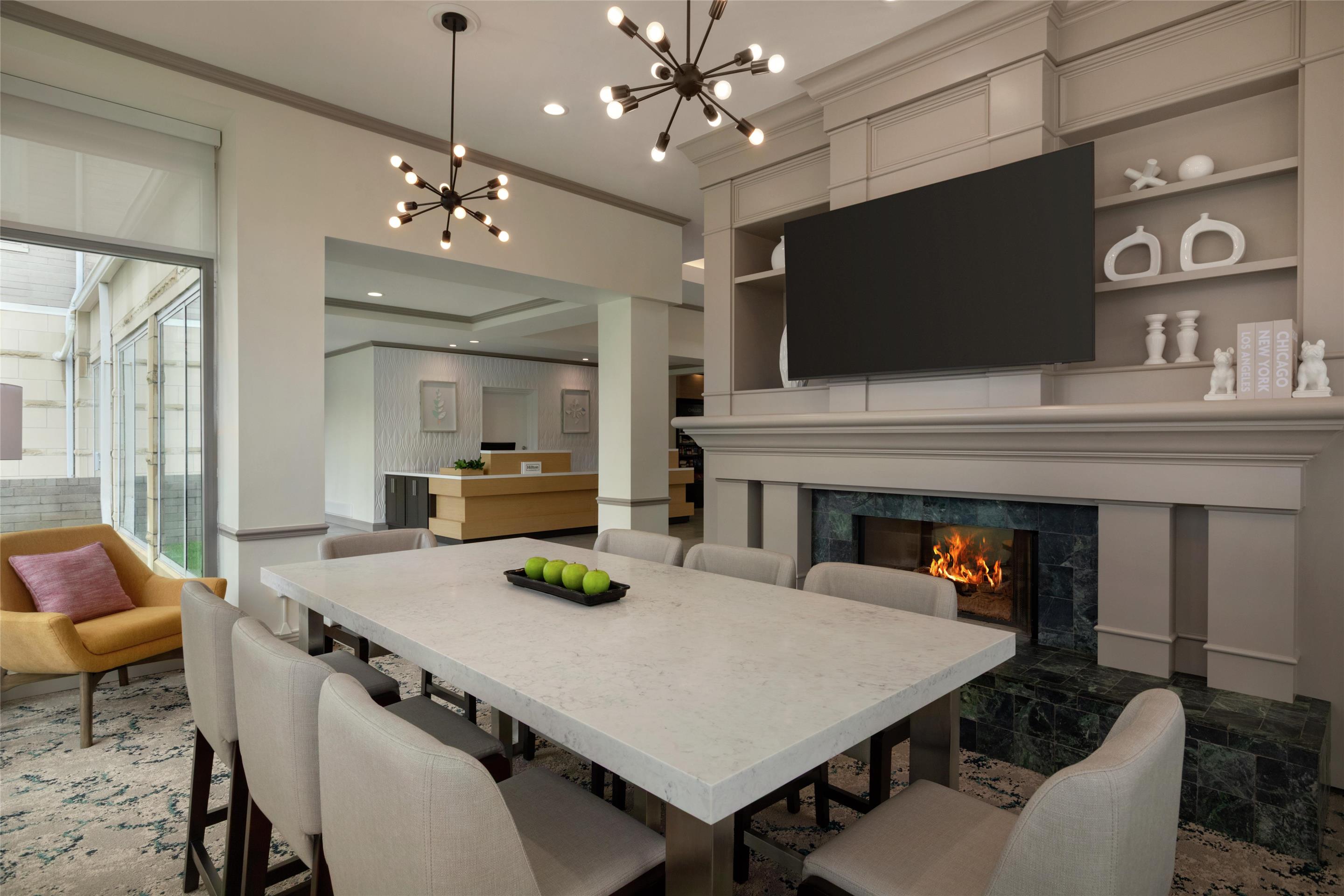 Lobby | Hilton Garden Inn Cleveland Airport