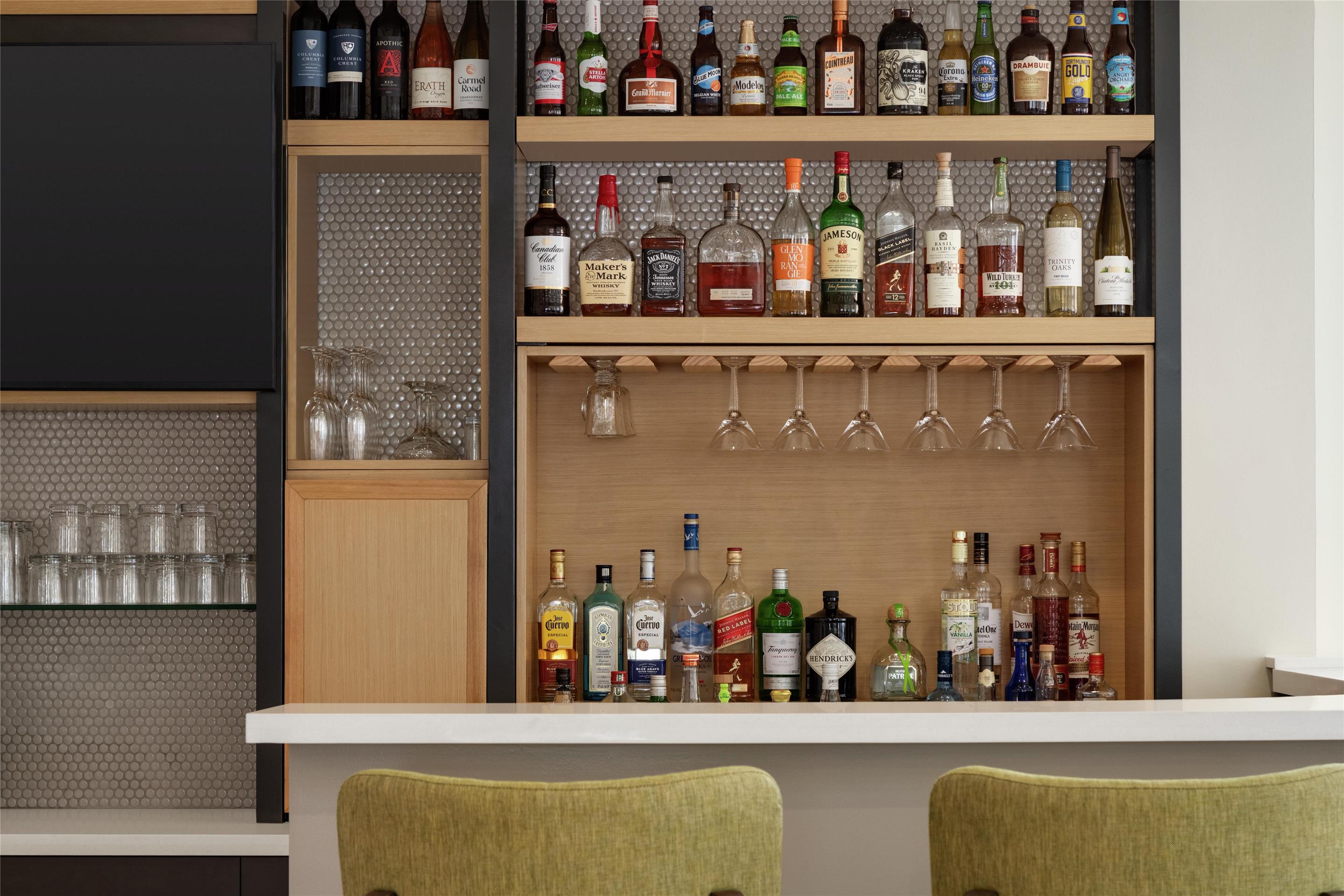 BarLounge | Hilton Garden Inn Cleveland Airport