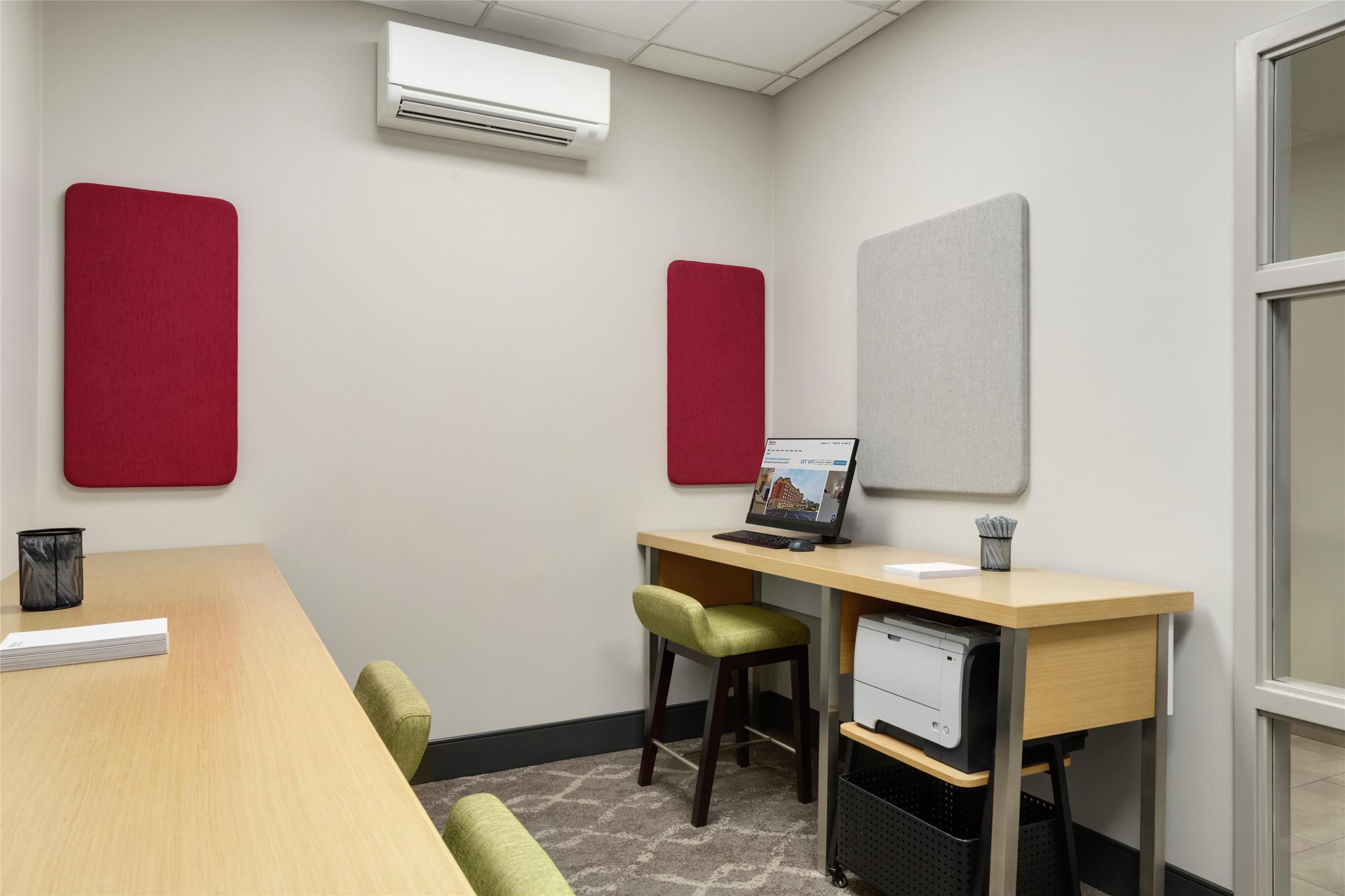 Business Center | Hilton Garden Inn Cleveland Airport