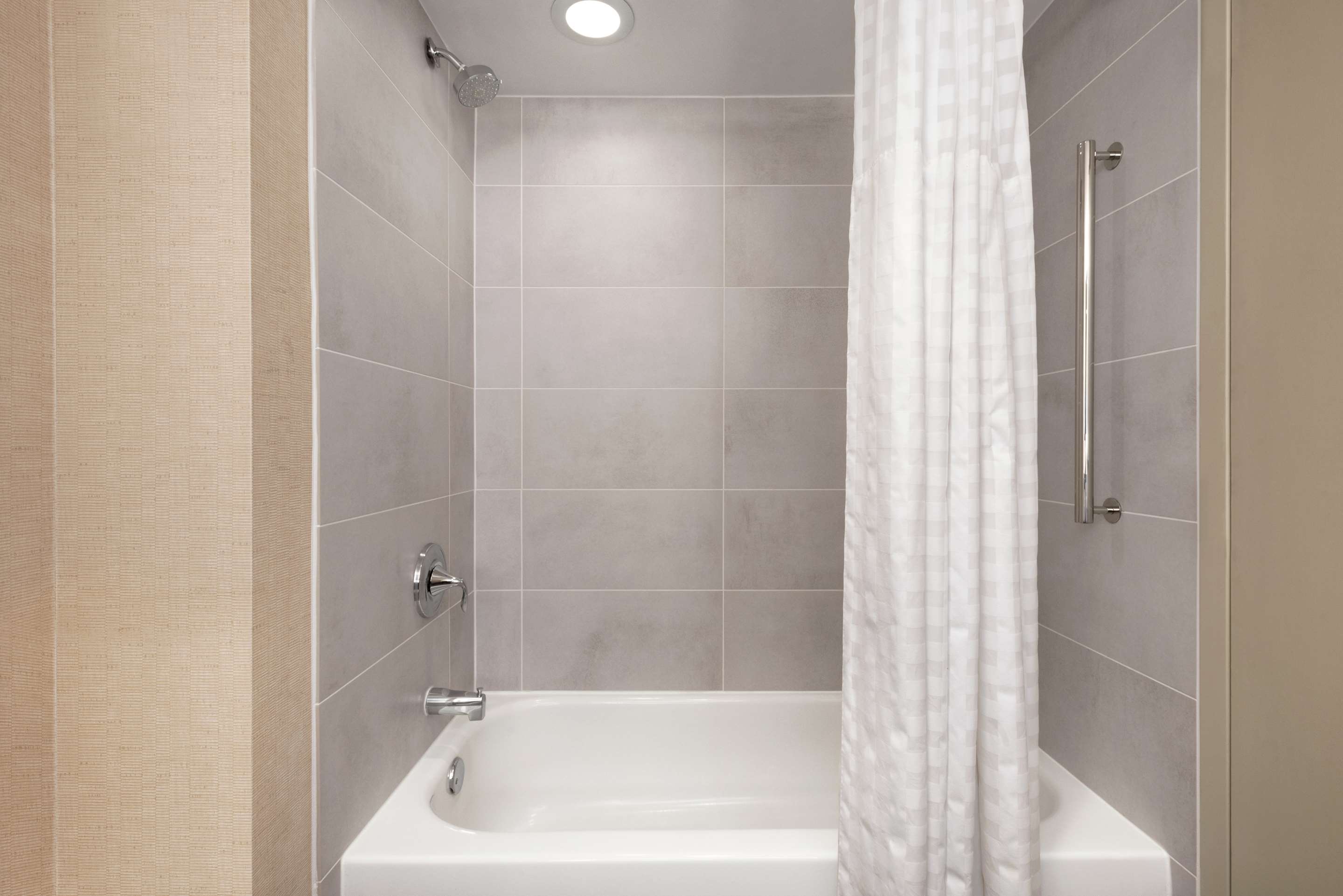 Guest room bath
