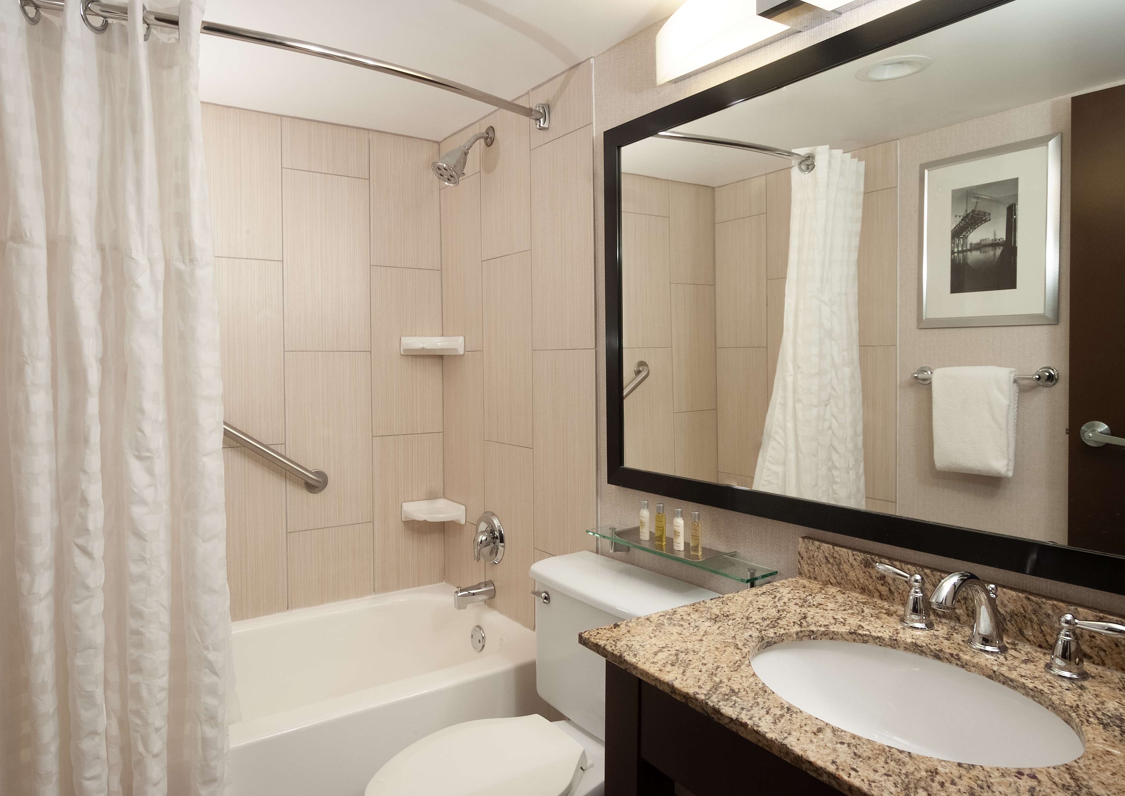DoubleTree by Hilton Hotel Cleveland Downtown - Lakeside - Tap to explore photos