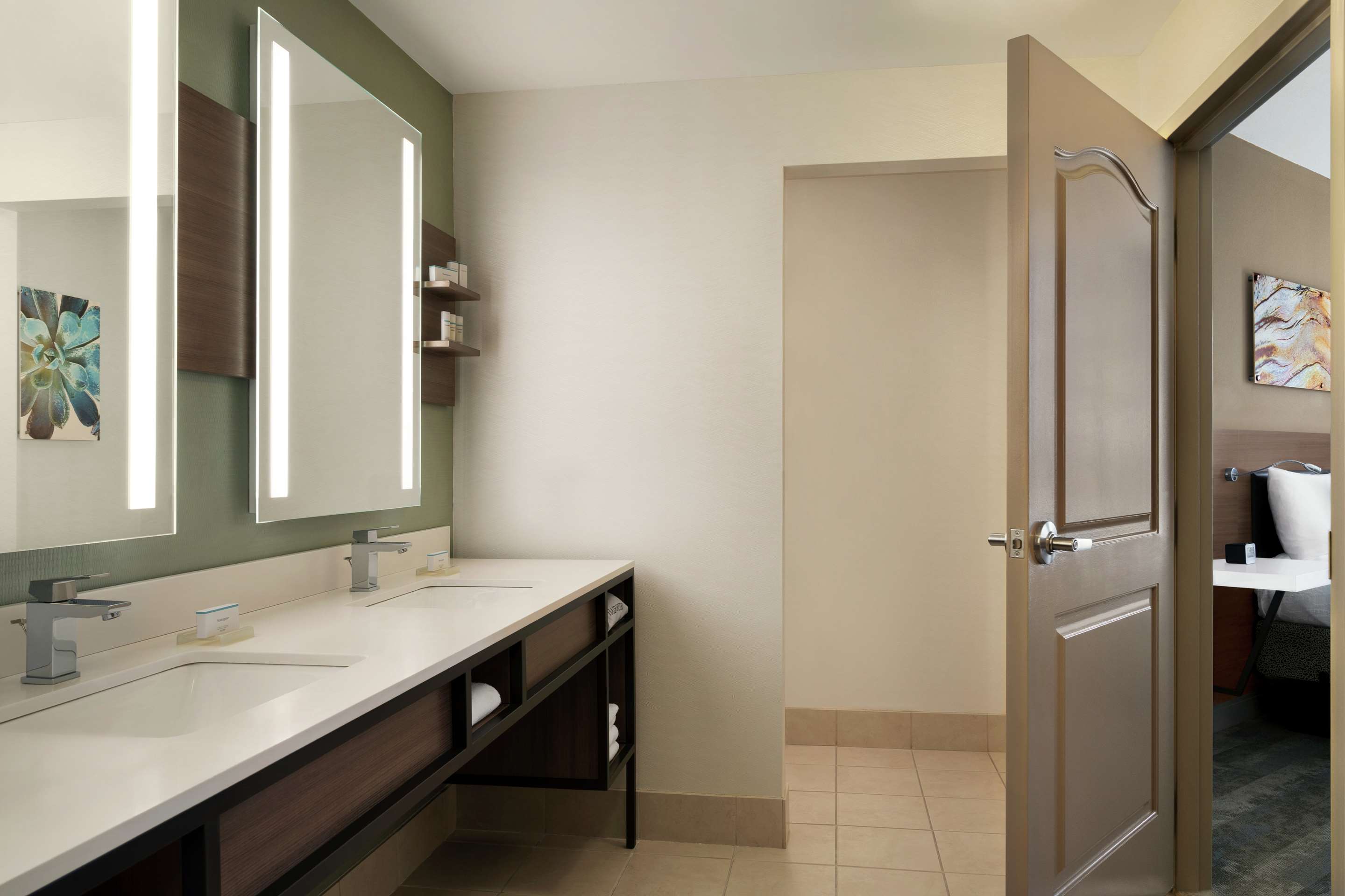 Guest room bath