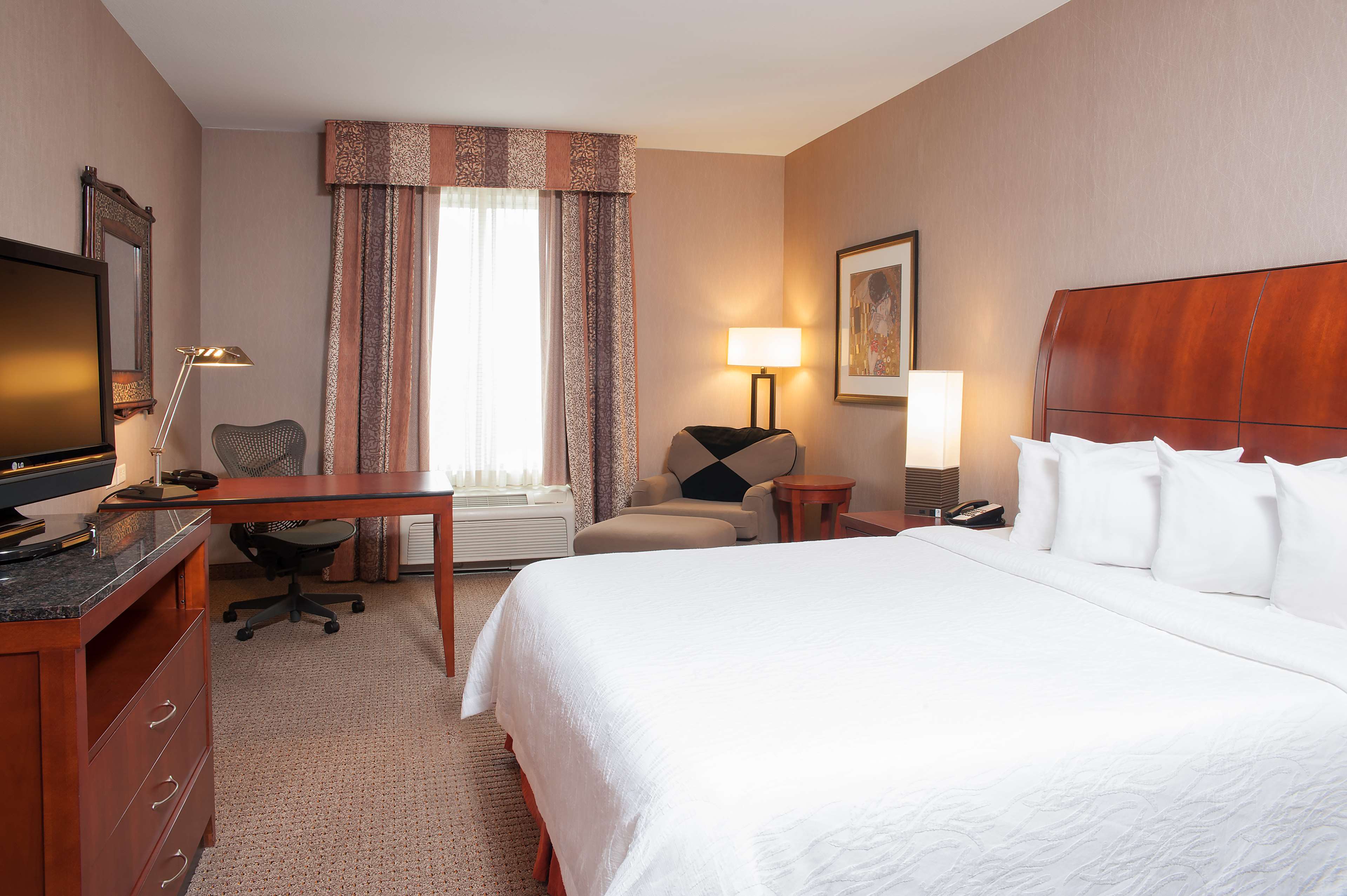 Hilton Garden Inn Columbus/Edinburgh Room Type - 1 KING W DRINKS-SNACKS