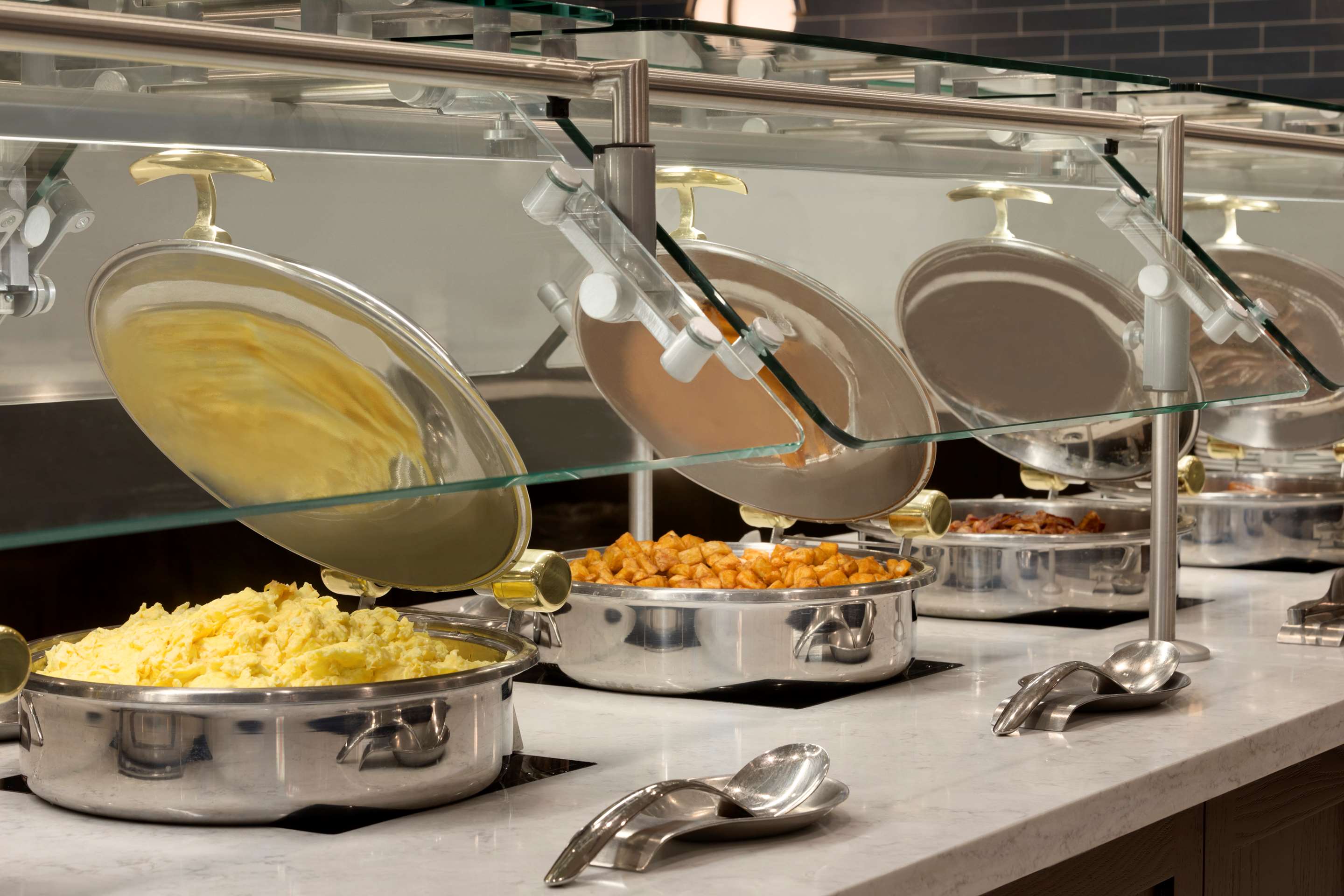 Breakfast Area | Embassy Suites by Hilton Columbus