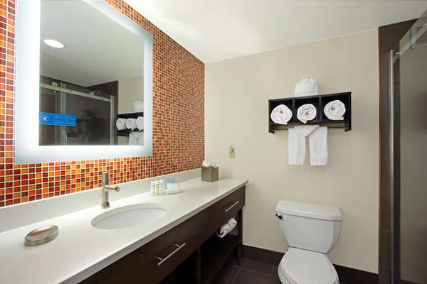  - Hampton Inn & Suites Downtown Columbus - I-670, Exit 4