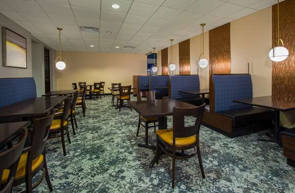 Restaurant - DoubleTree by Hilton Hotel Newark