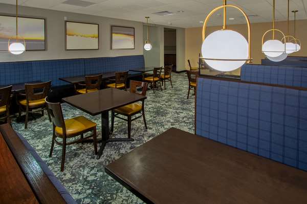 Restaurant - DoubleTree by Hilton Hotel Newark