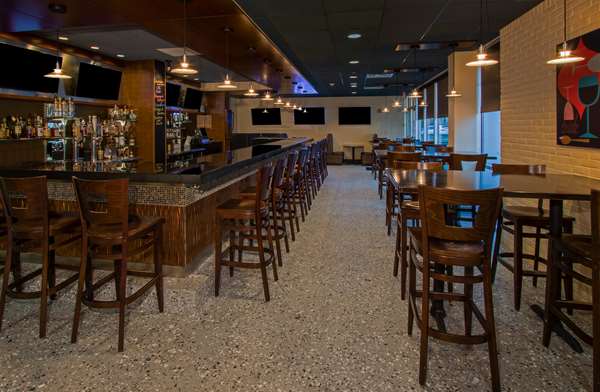 Bar - DoubleTree by Hilton Hotel Newark