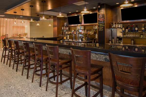 Bar - DoubleTree by Hilton Hotel Newark