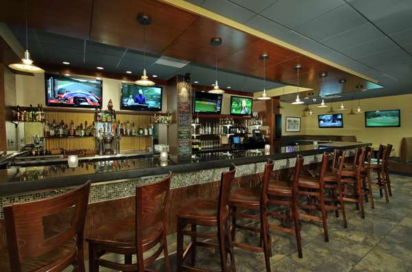 Bar - DoubleTree by Hilton Hotel Newark