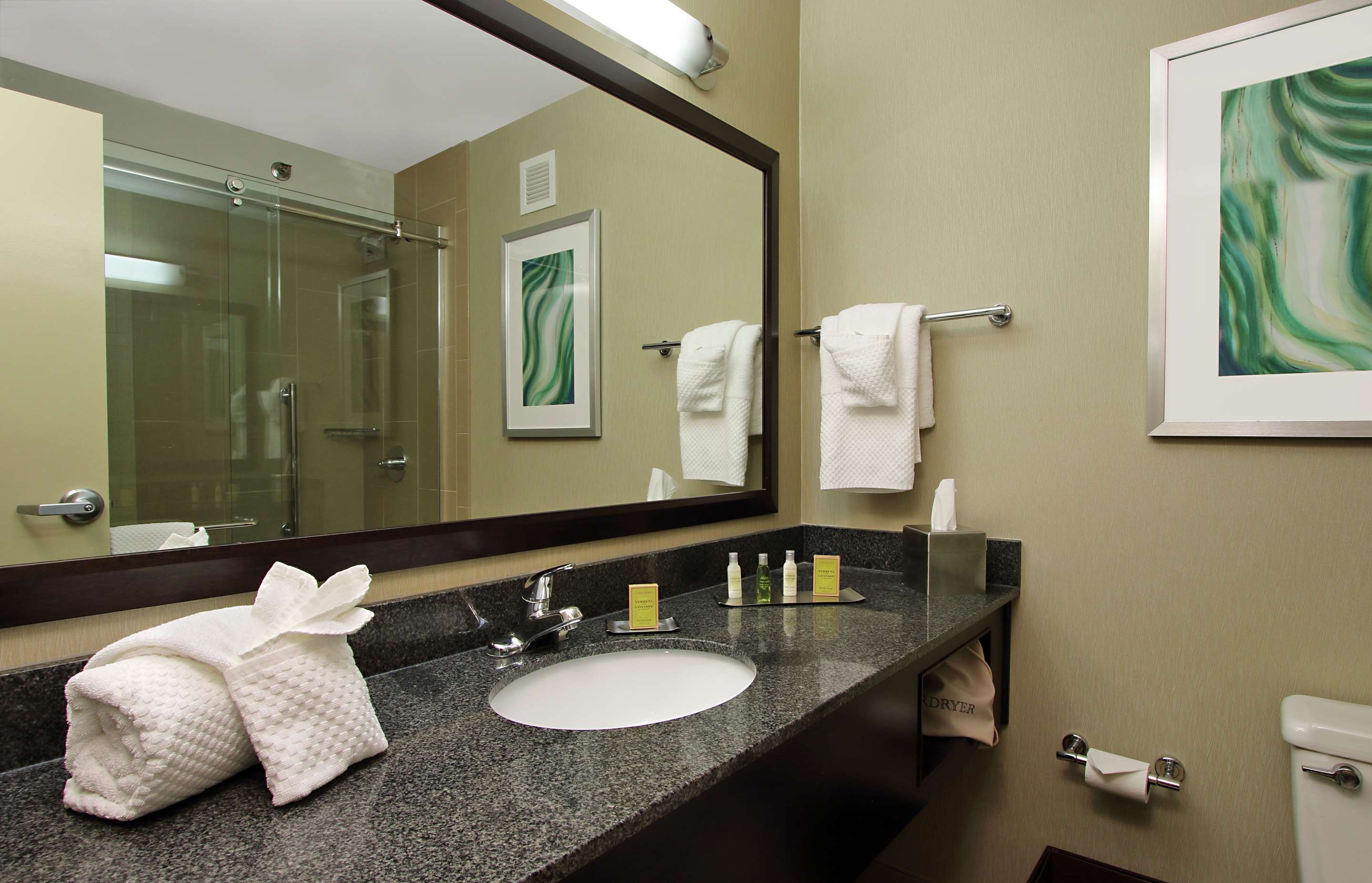 Guest room bath