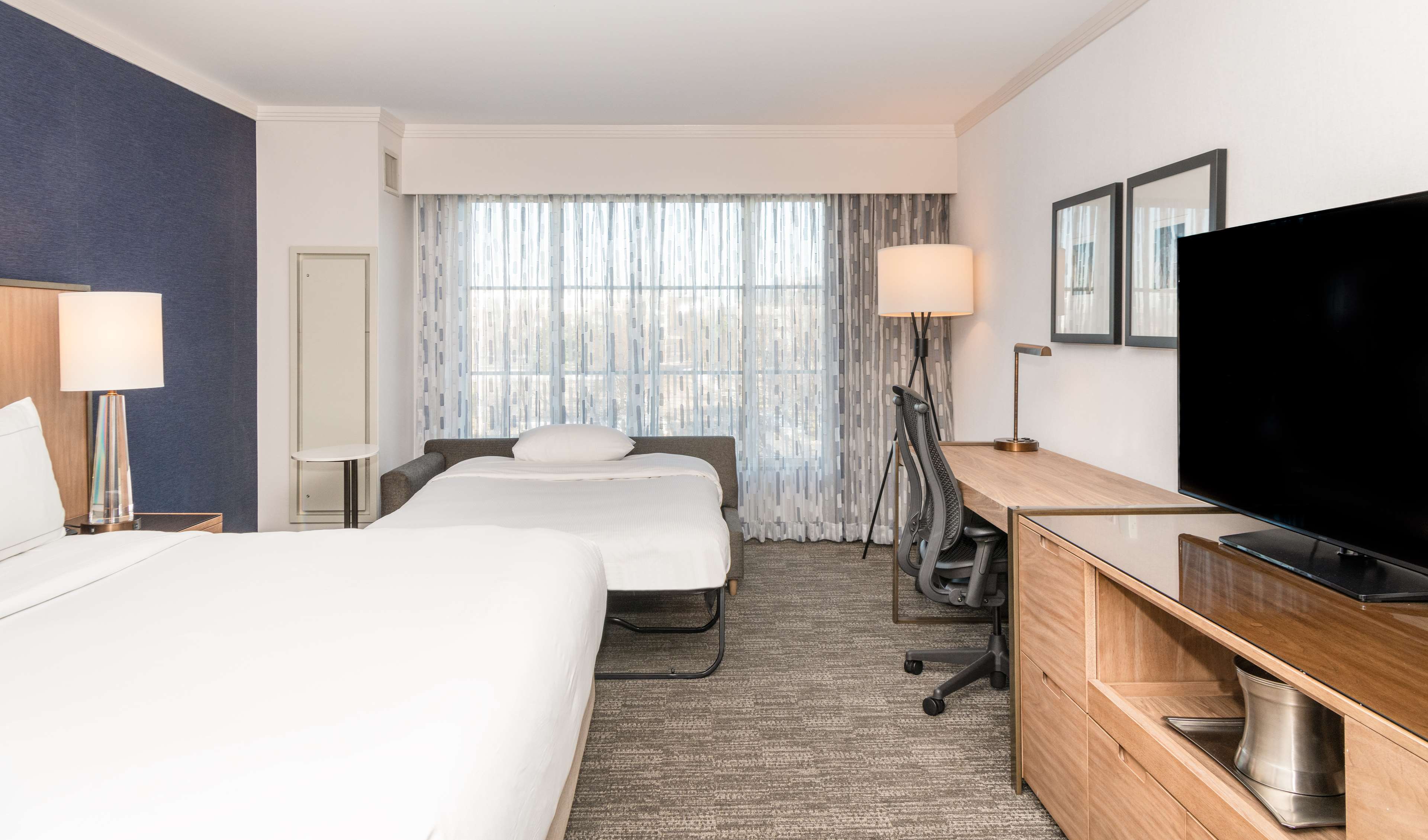 Hilton Columbus/Polaris Room Type - 1 KING EXEC WITH SOFA BED