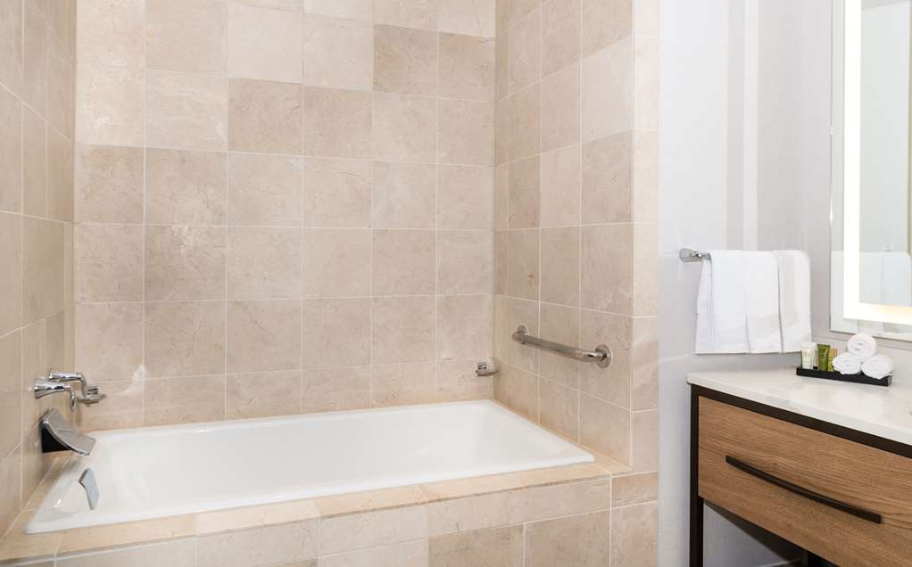Hilton Columbus/Polaris Room Type - 1 KING EXE LVL HEAR ACCESS