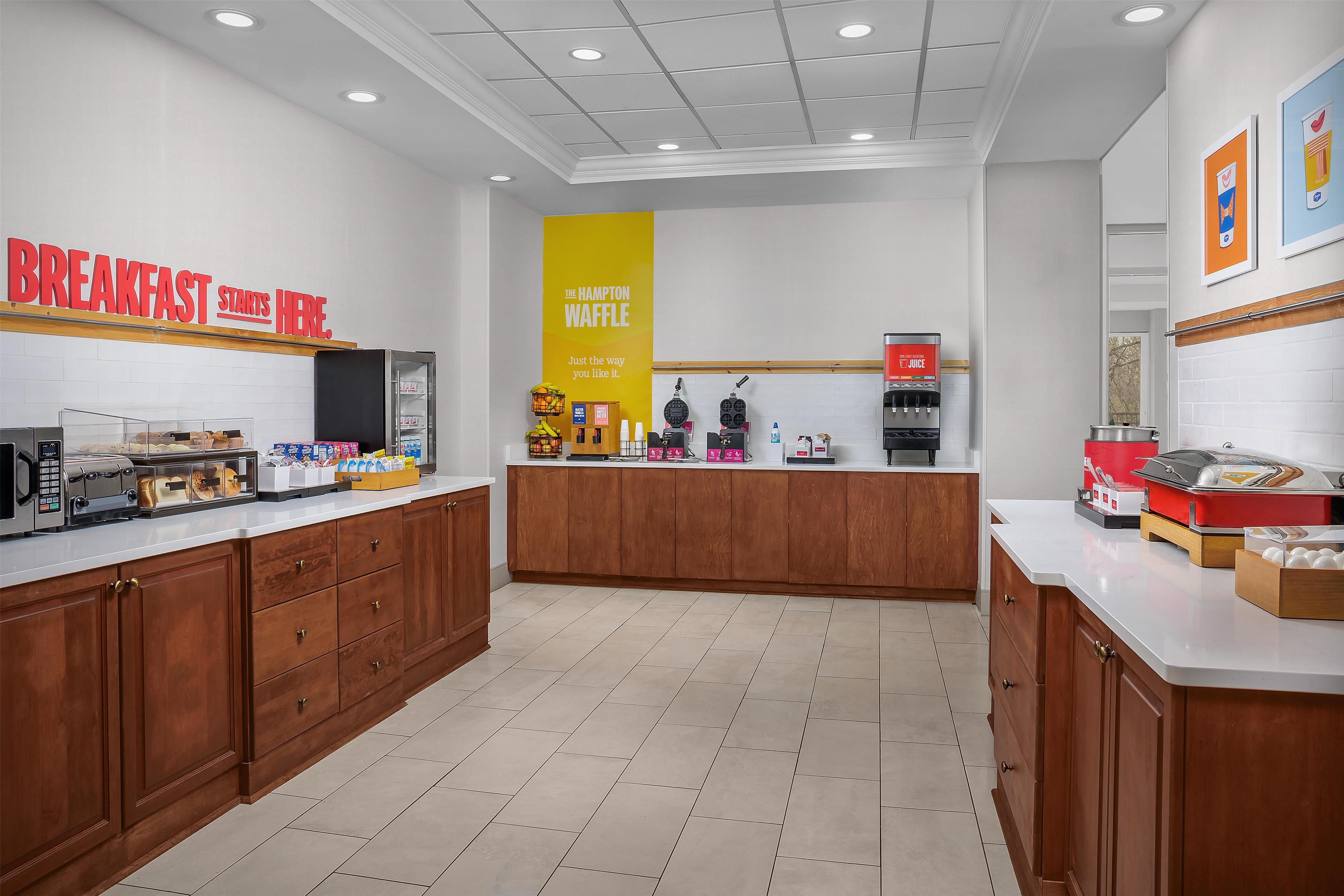 Breakfast Area | Hampton Inn & Suites Clinton - I-26