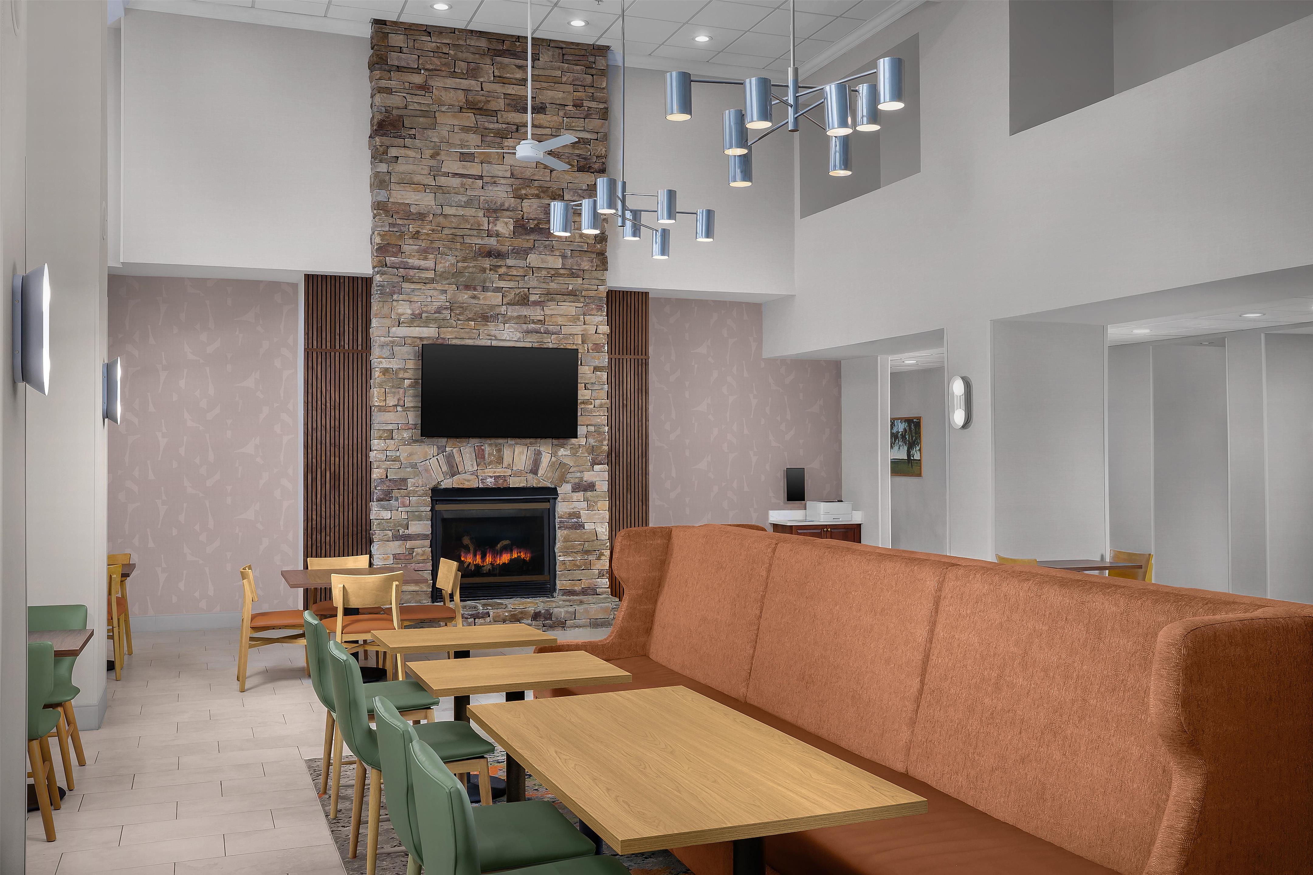 Lobby | Hampton Inn & Suites Clinton - I-26