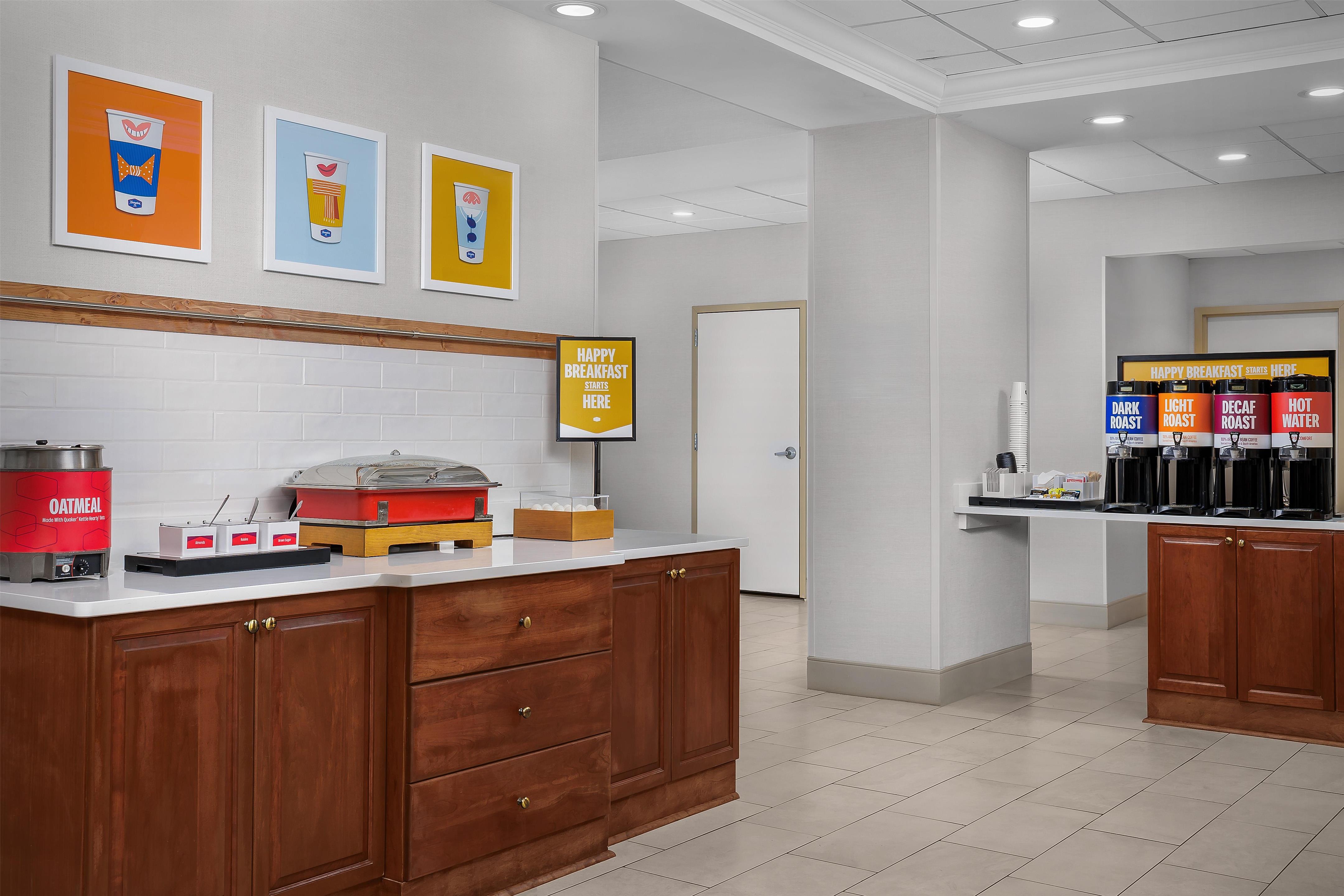 Breakfast Area | Hampton Inn & Suites Clinton - I-26