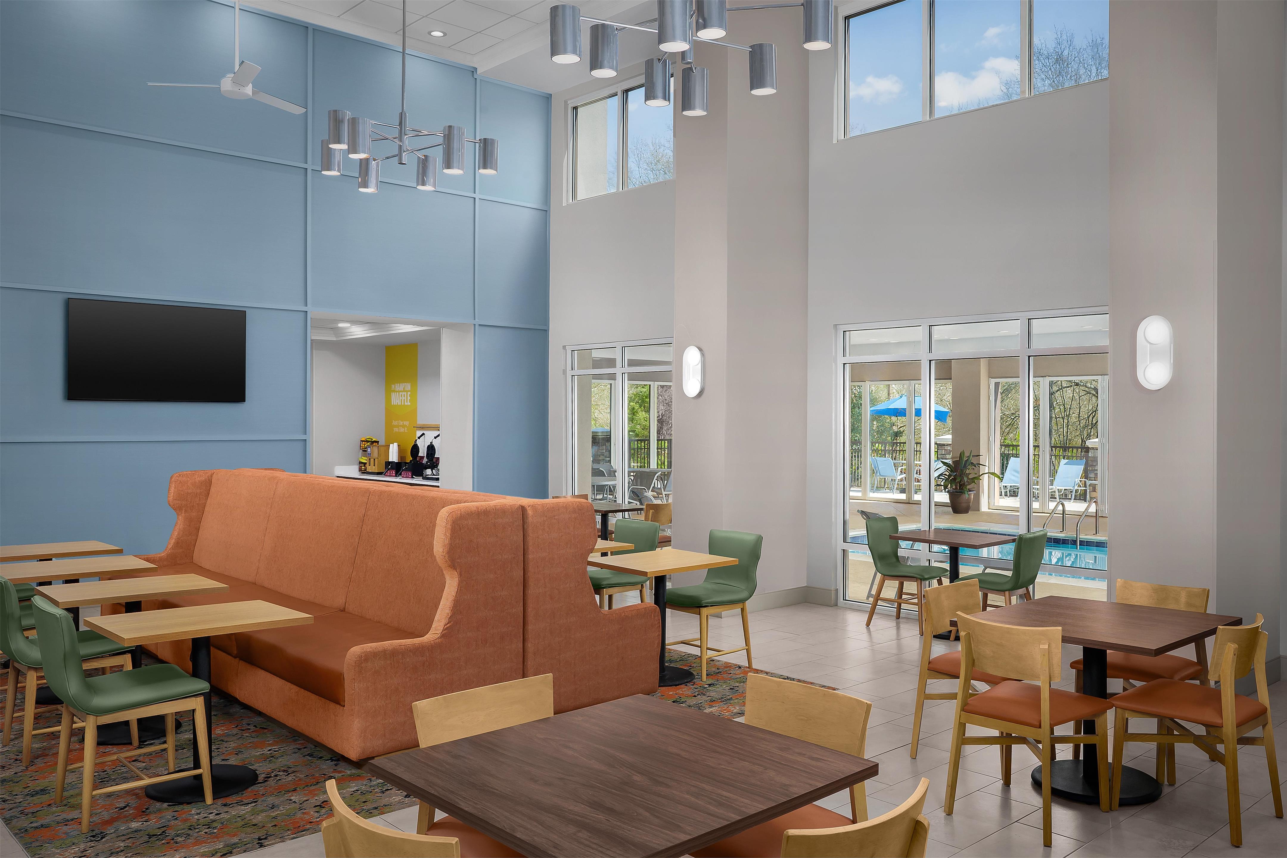 Breakfast Area | Hampton Inn & Suites Clinton - I-26