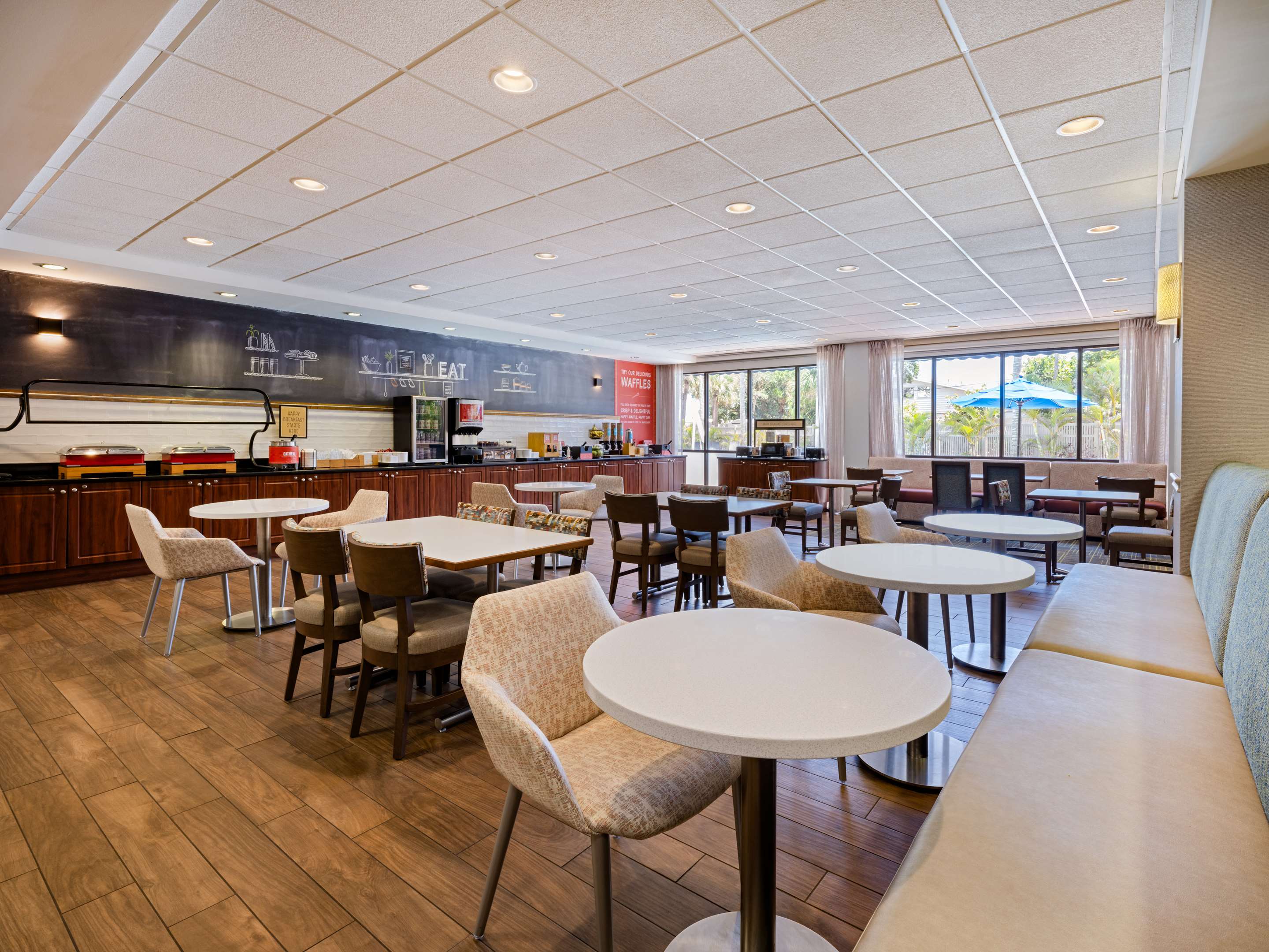 Breakfast Area | Hampton Inn Cocoa Beach