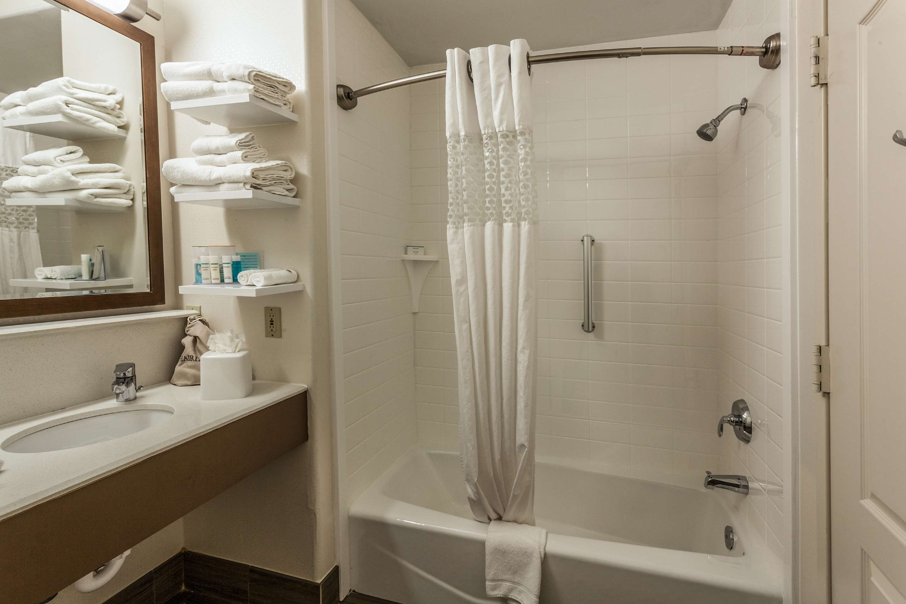 Guest room bath