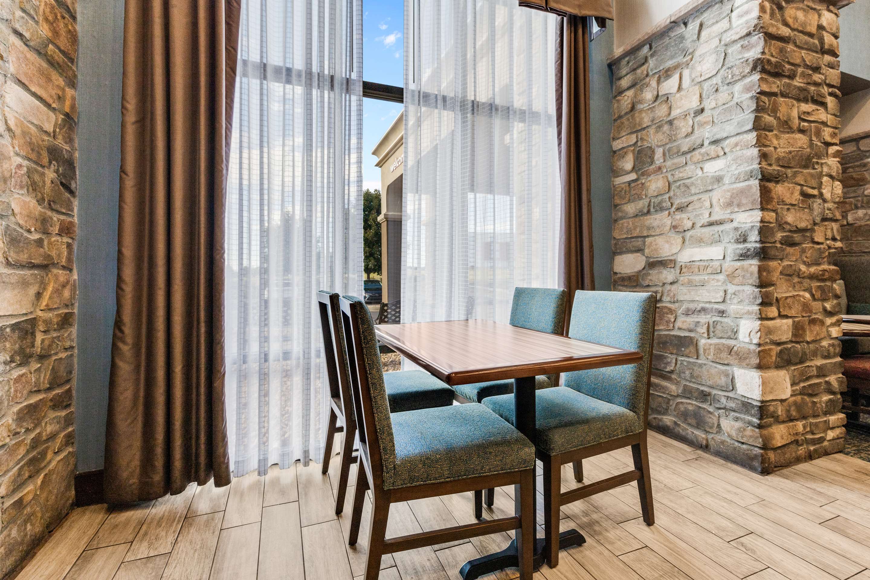Lobby | Hampton Inn & Suites Colorado Springs/Air Force Academy