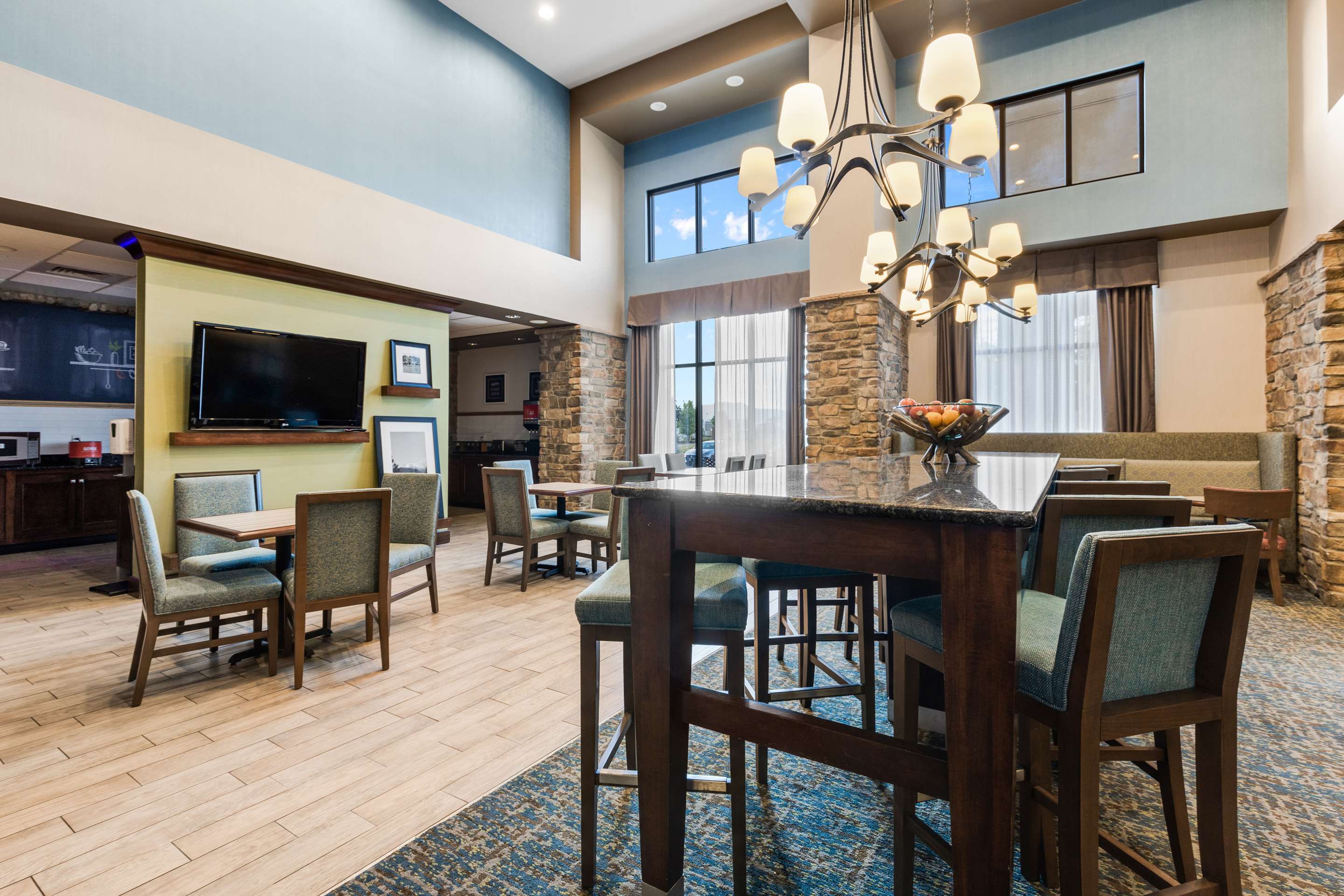 Lobby | Hampton Inn & Suites Colorado Springs/Air Force Academy