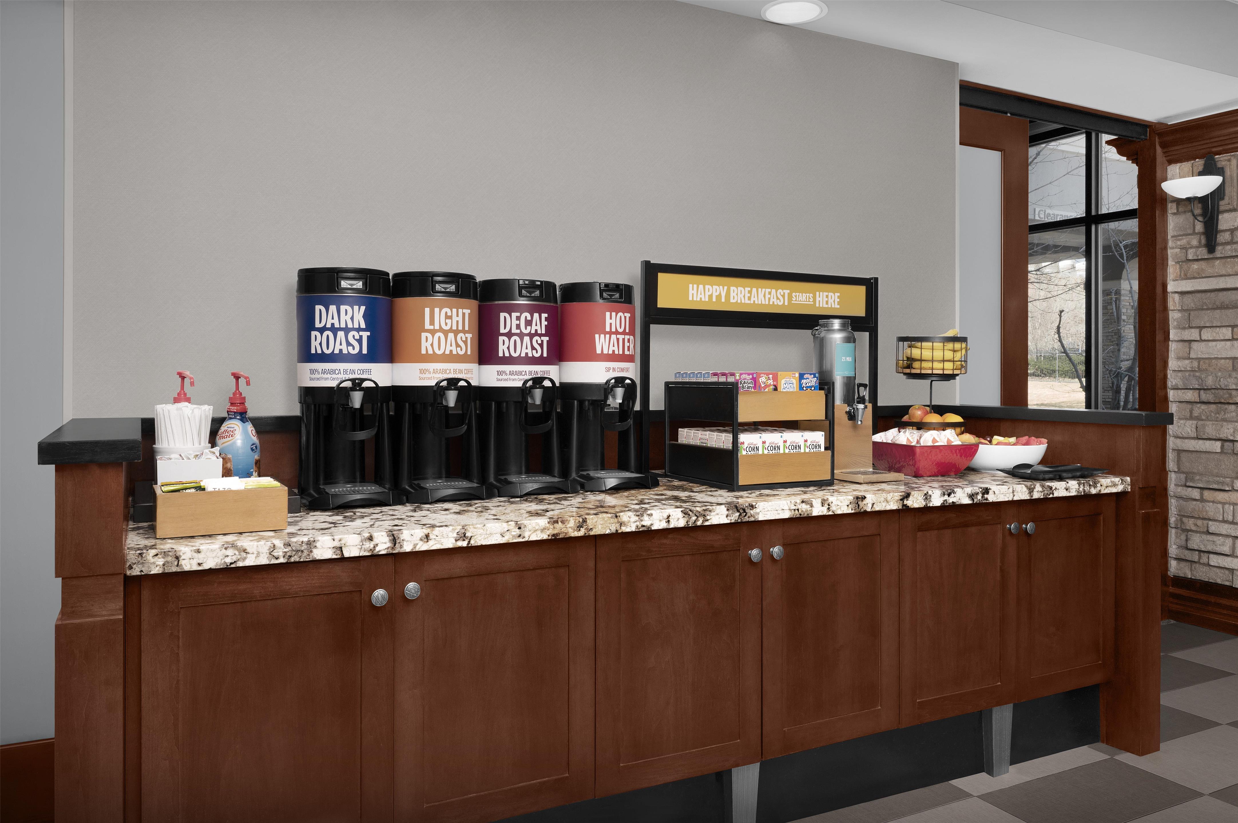 Breakfast Area | Hampton Inn & Suites Colorado Springs/I-25 South