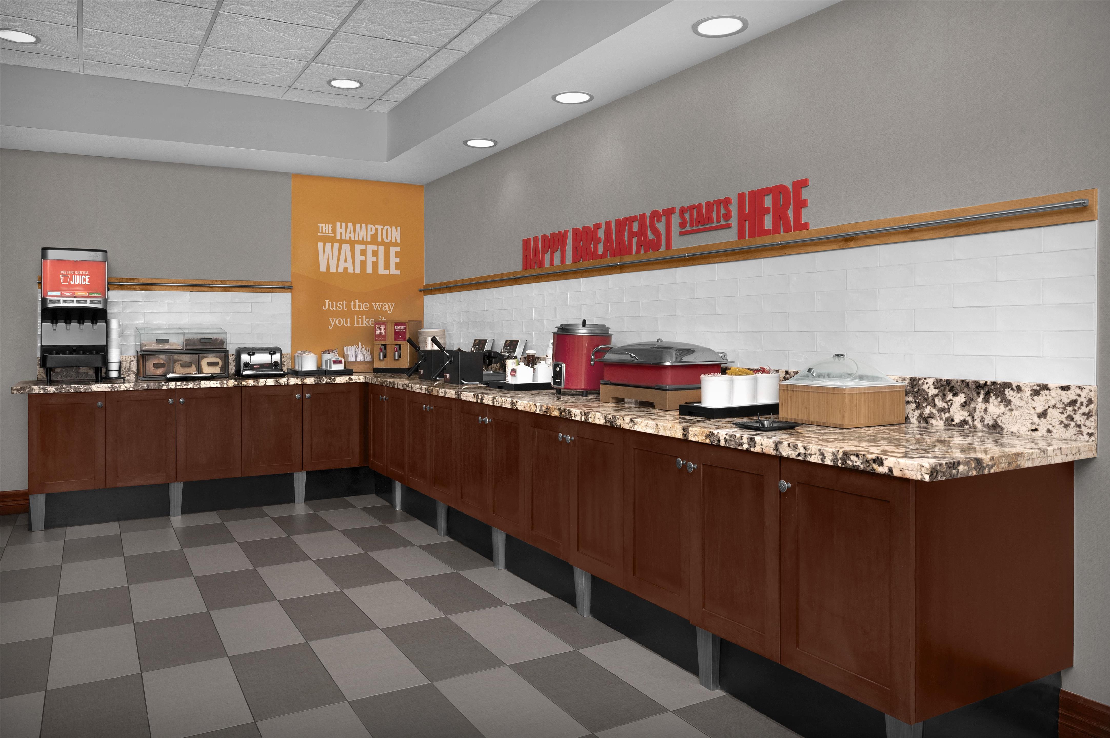 Breakfast Area | Hampton Inn & Suites Colorado Springs/I-25 South