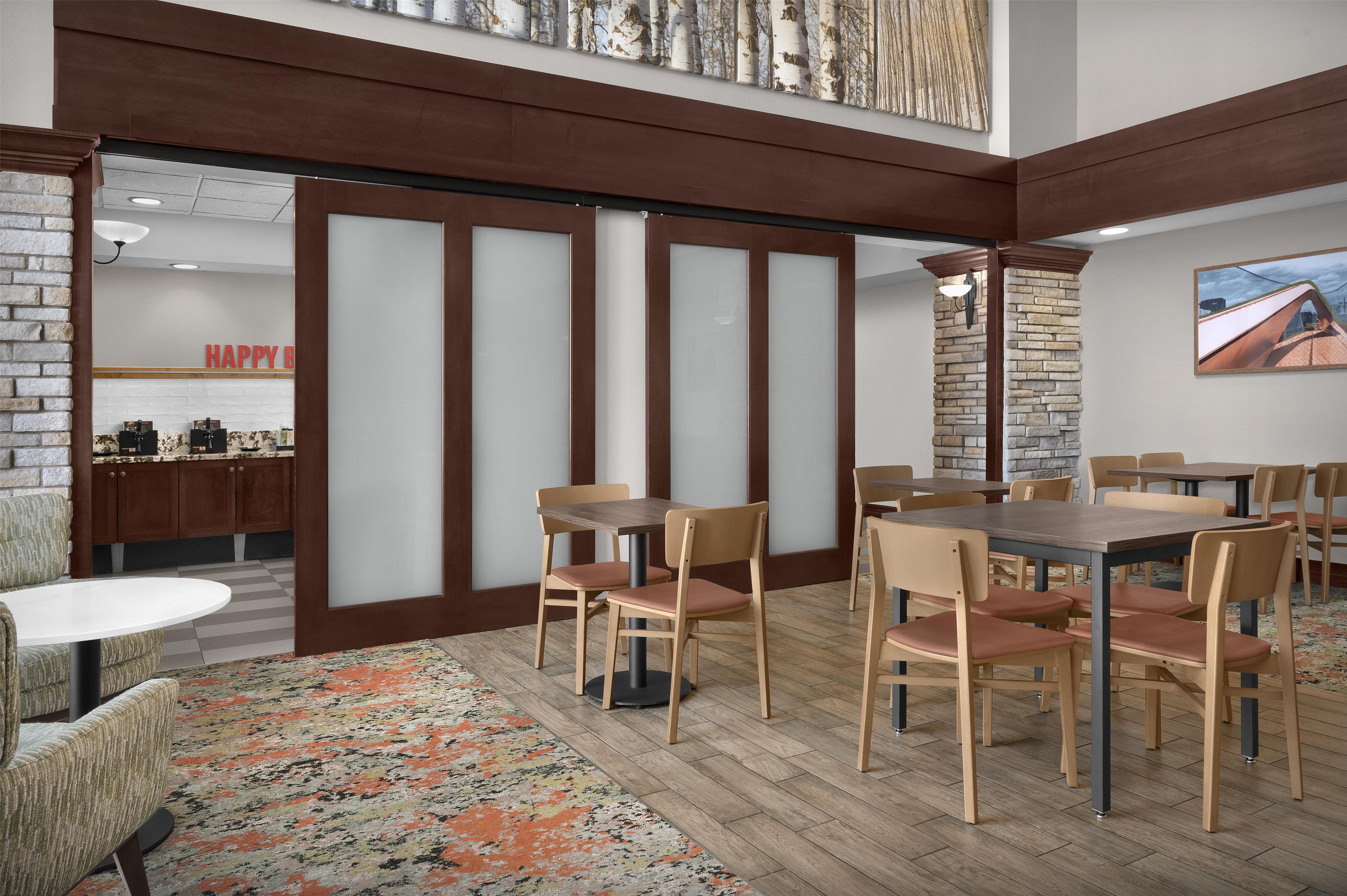 Breakfast Area | Hampton Inn & Suites Colorado Springs/I-25 South