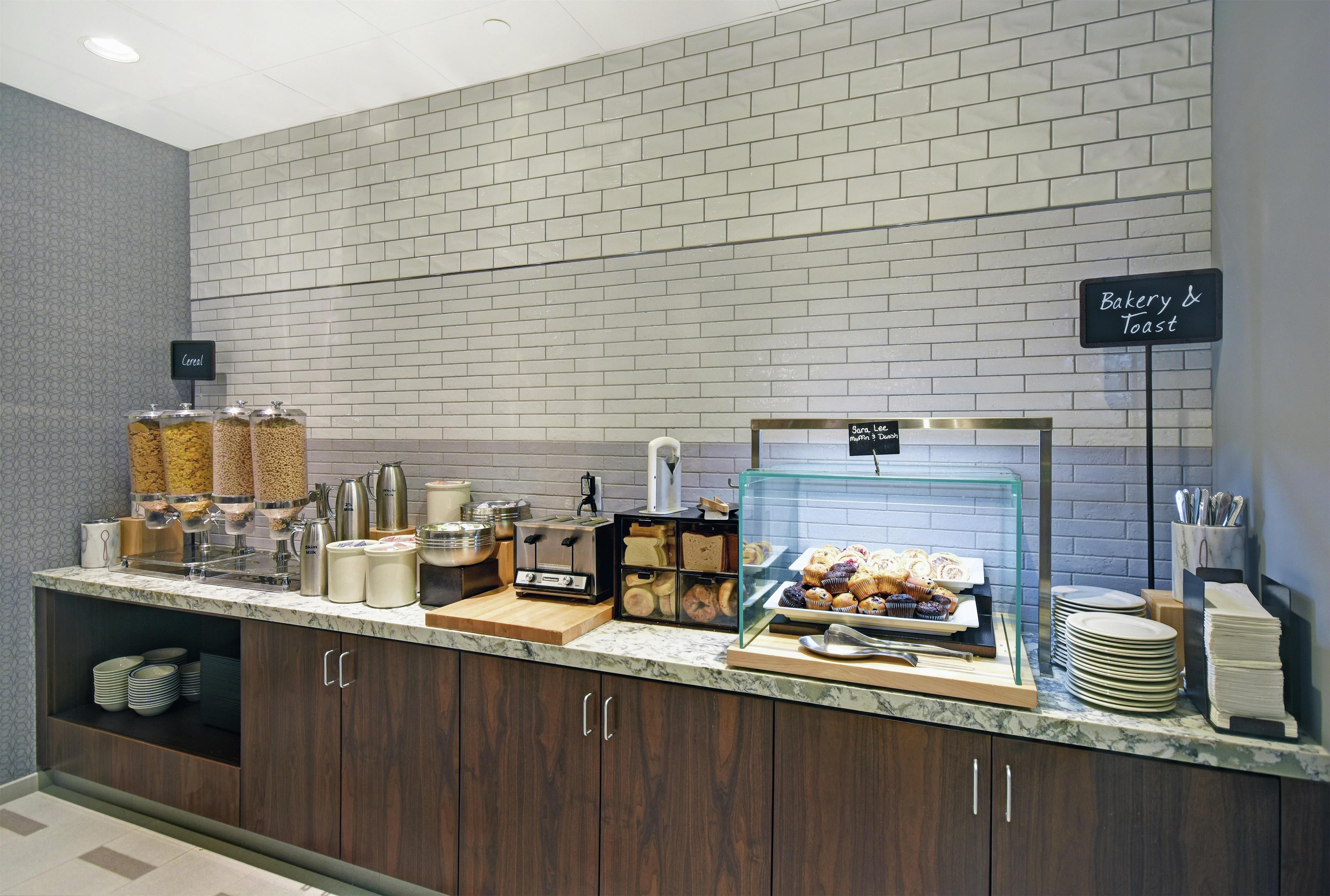 Breakfast Area | Embassy Suites Charleston