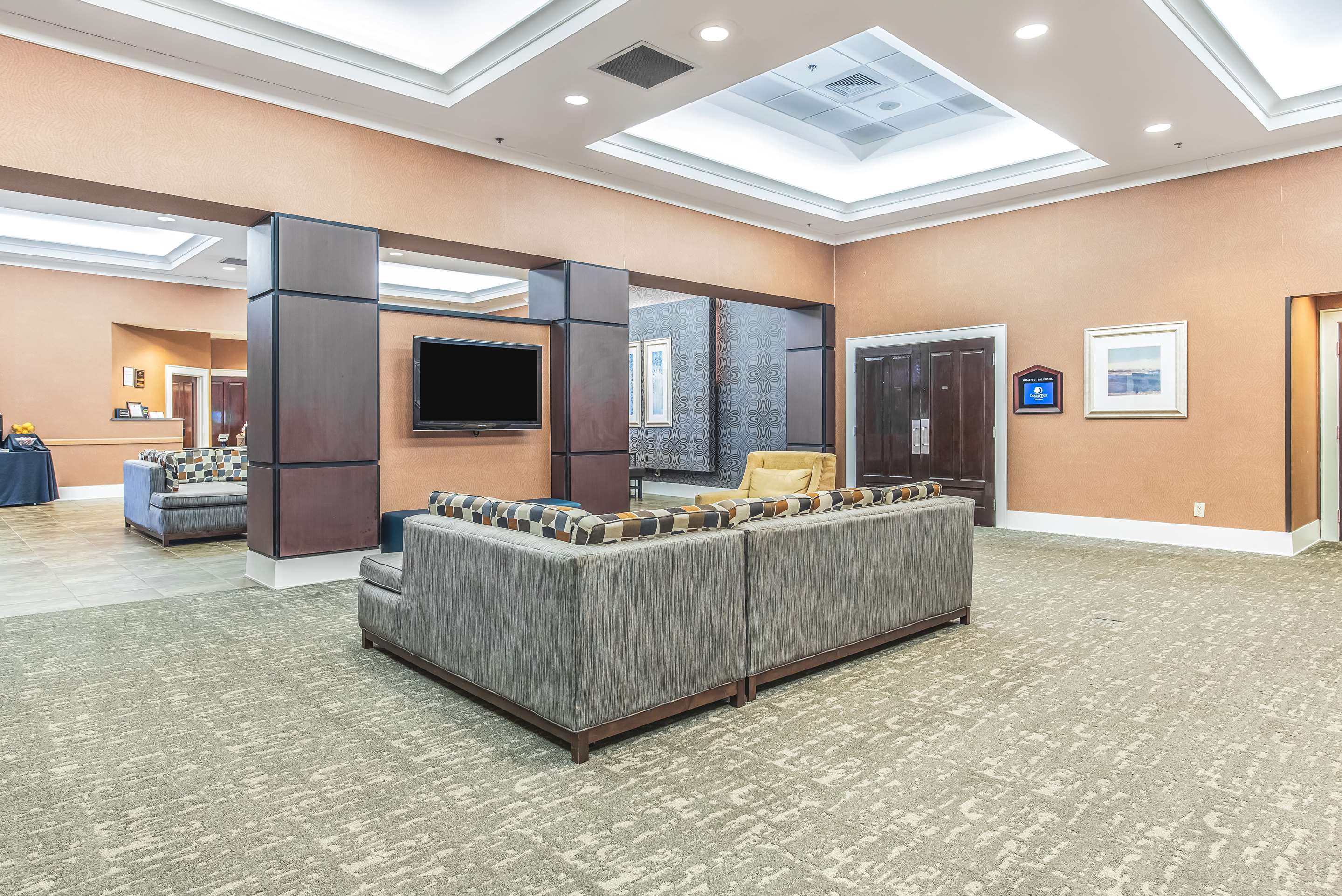 Lobby | DoubleTree by Hilton Columbus