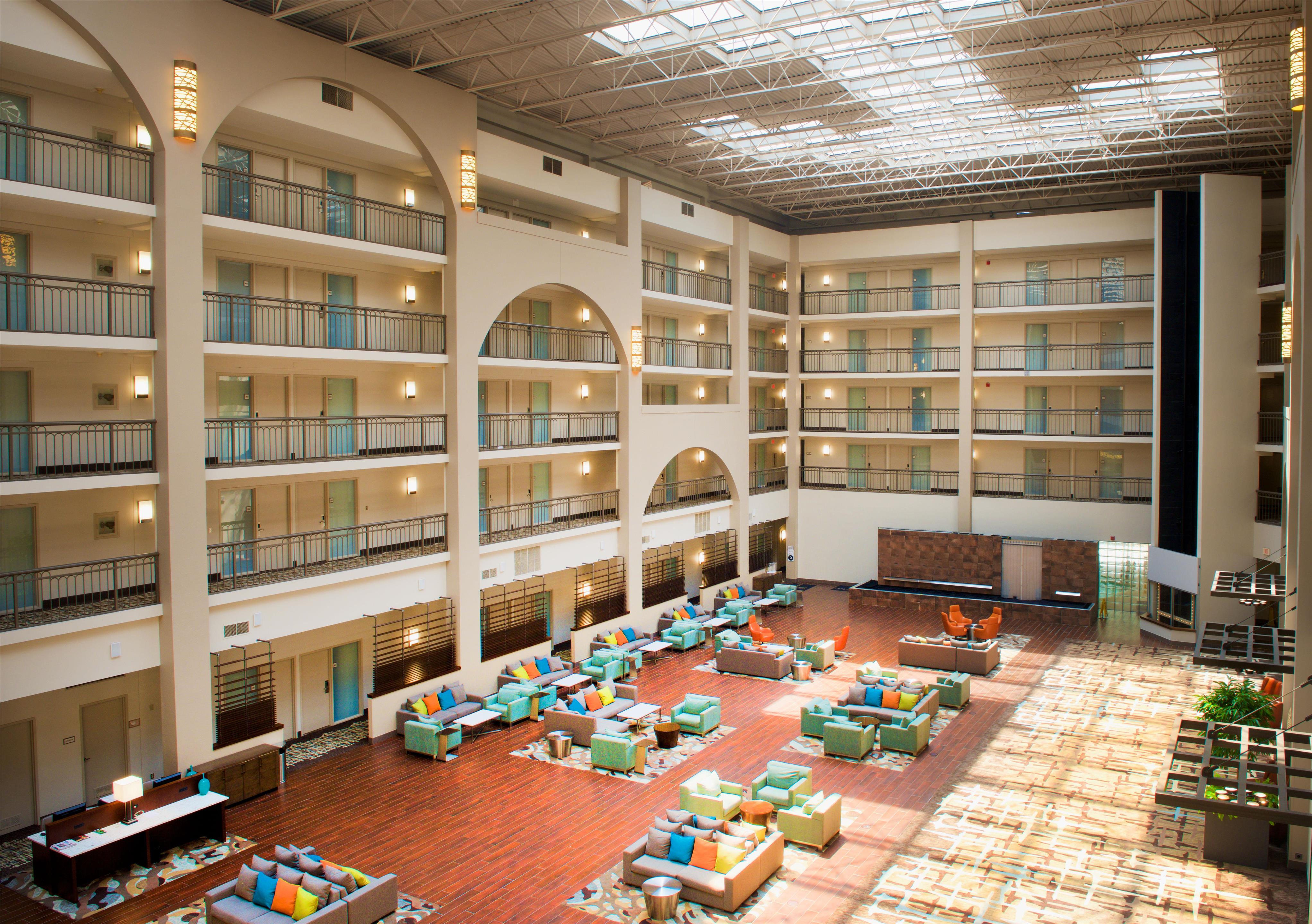 Lobby | Embassy Suites by Hilton Cincinnati Northeast - Blue Ash