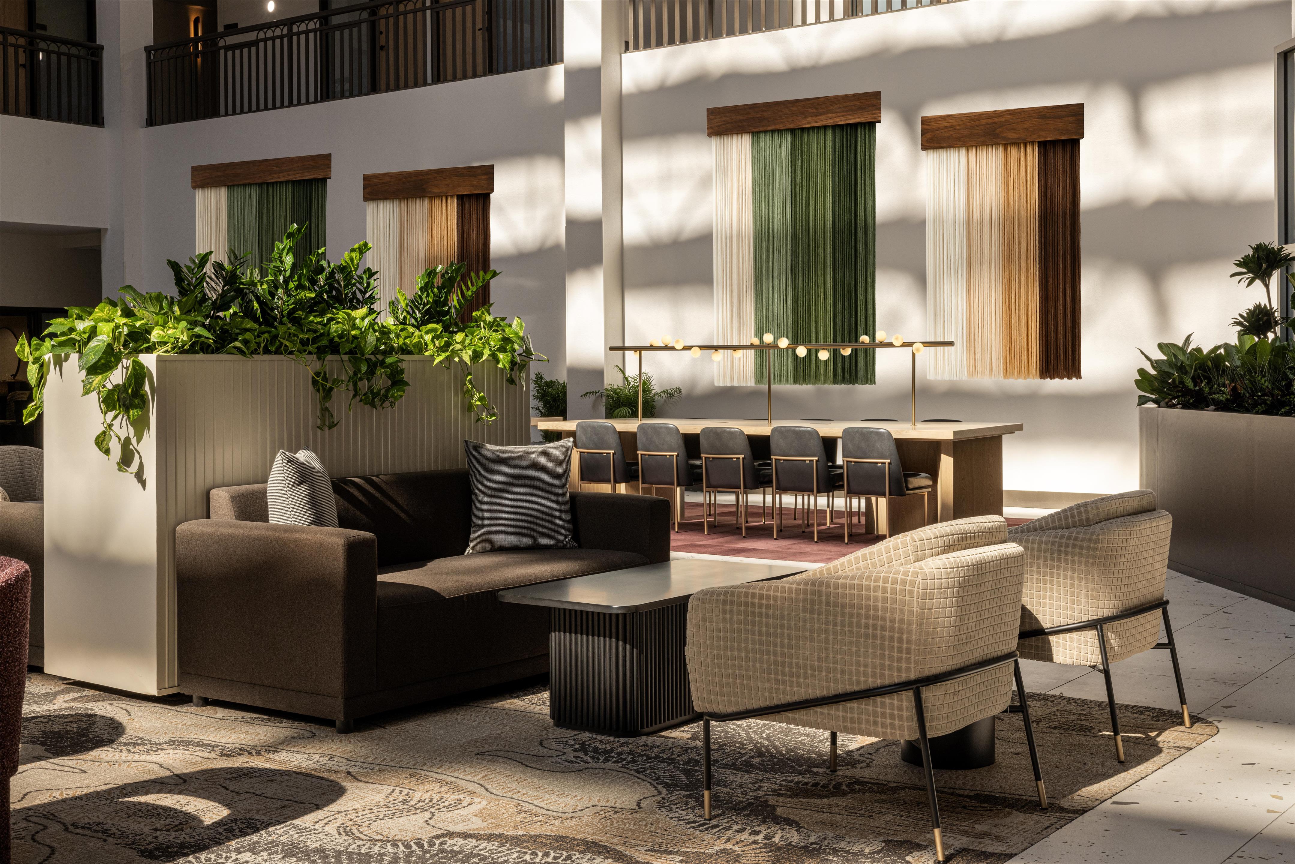 Lobby | Embassy Suites by Hilton Cincinnati Northeast Blue Ash