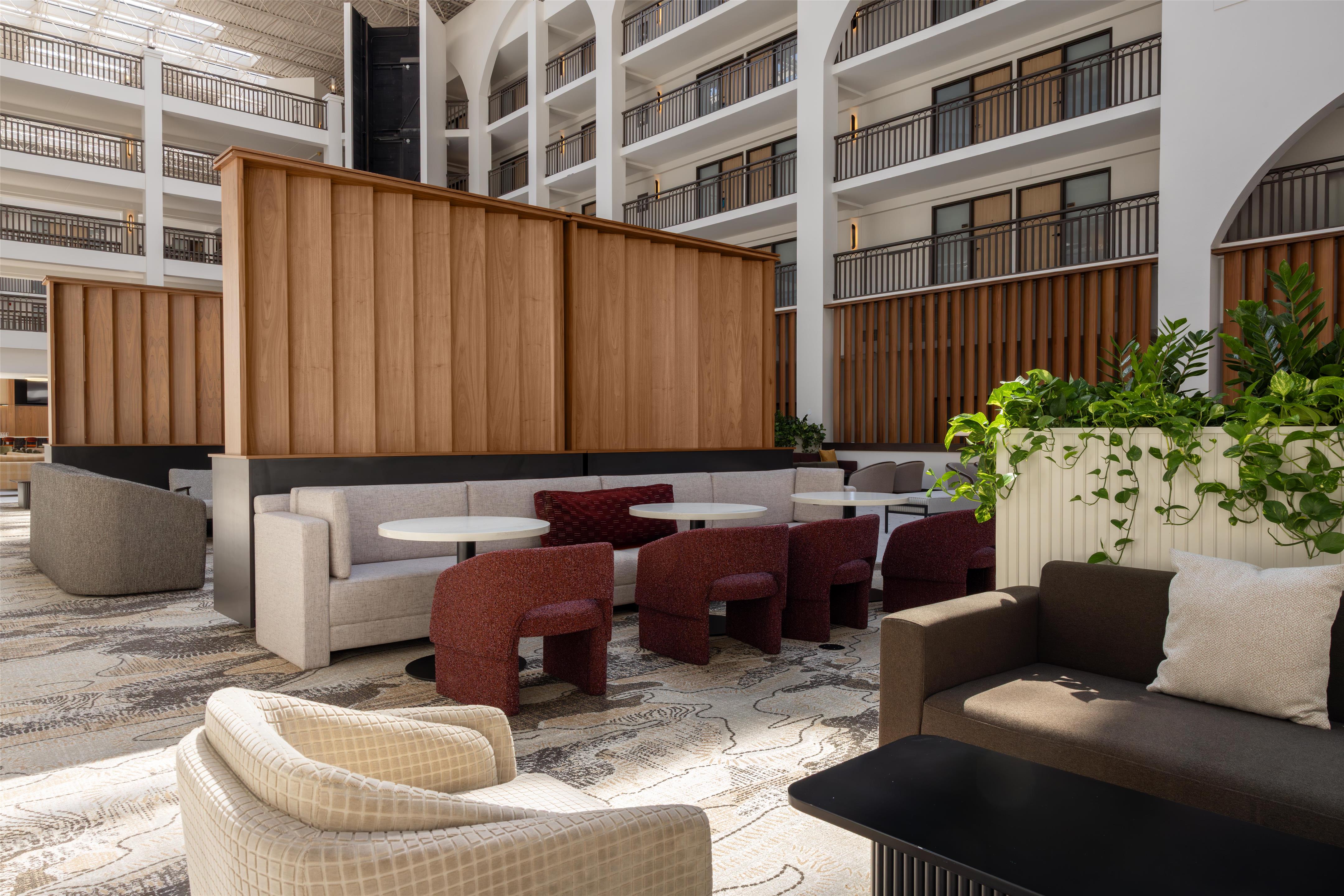 Lobby | Embassy Suites by Hilton Cincinnati Northeast Blue Ash