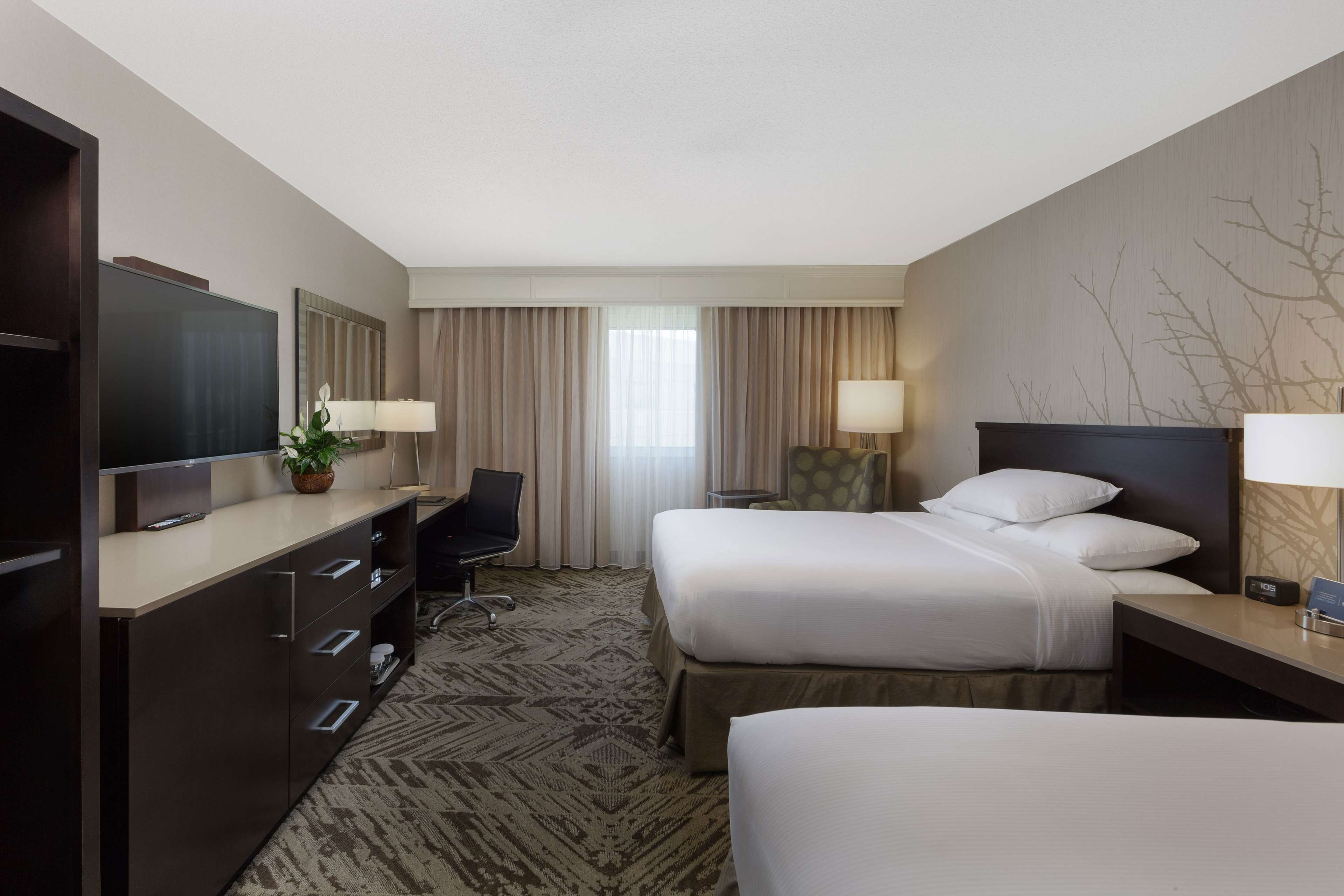 Hilton Cincinnati Airport Room Type - 2 QUEENS ACC W BATHTUB