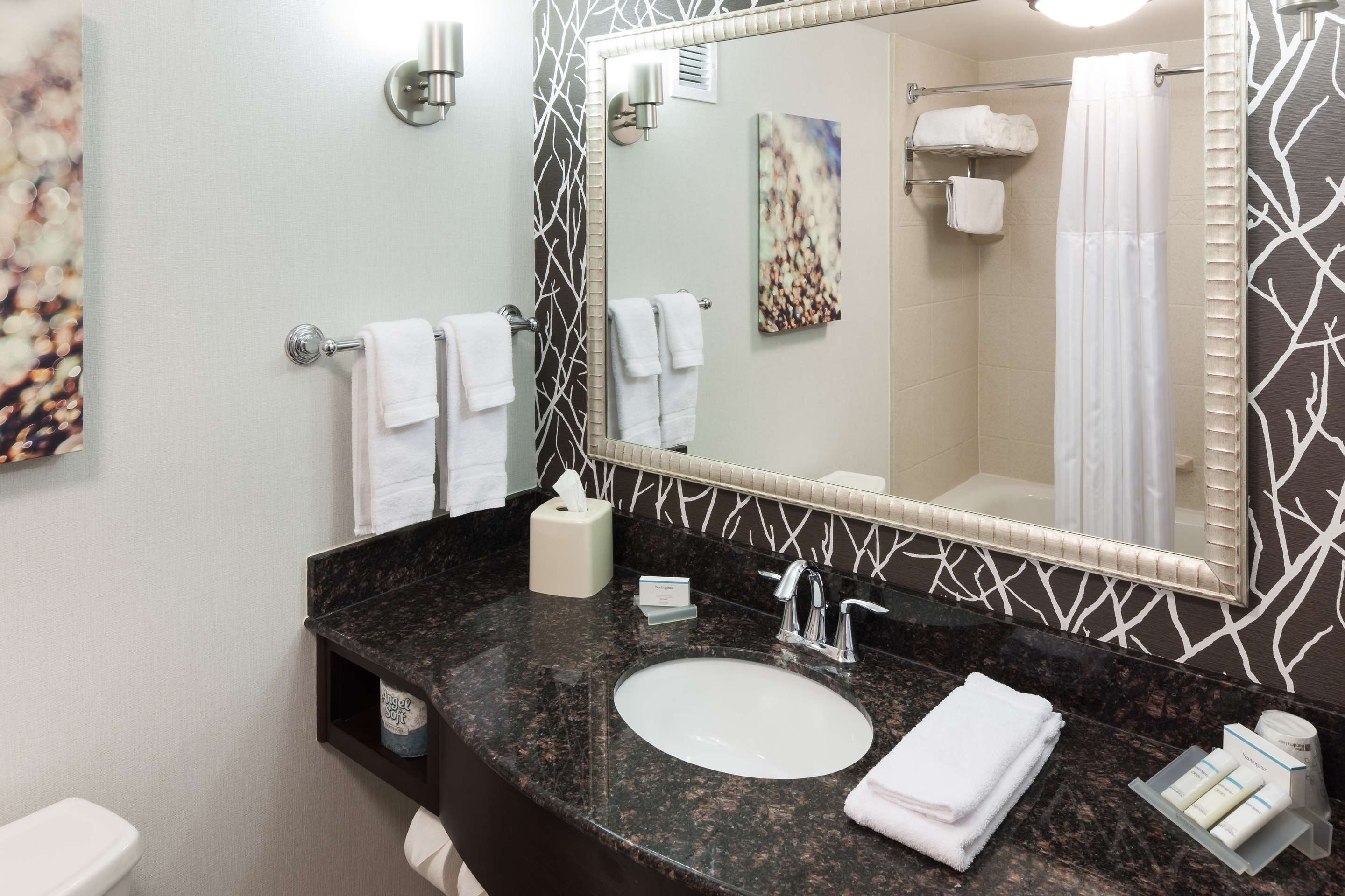 Guest room bath