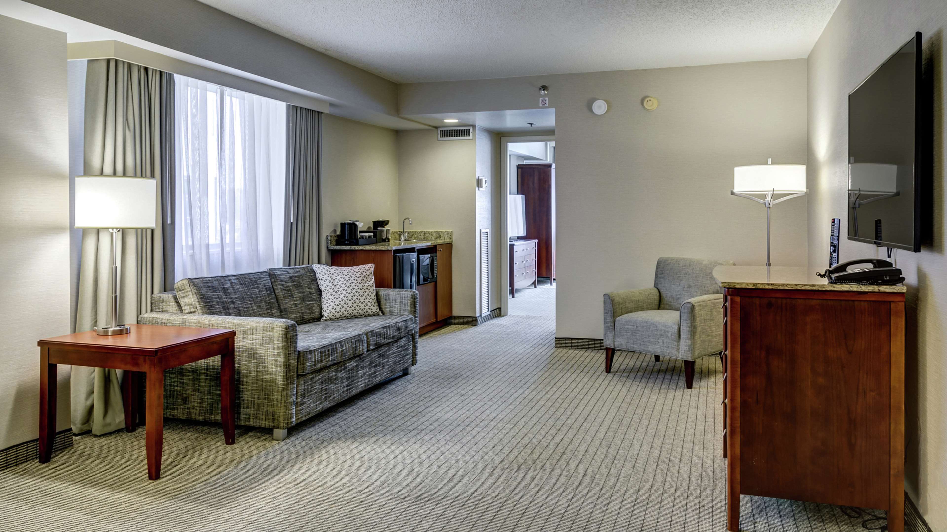 Embassy Suites by Hilton Cincinnati RiverCenter Room Type - 1 KING EXECUTIVE