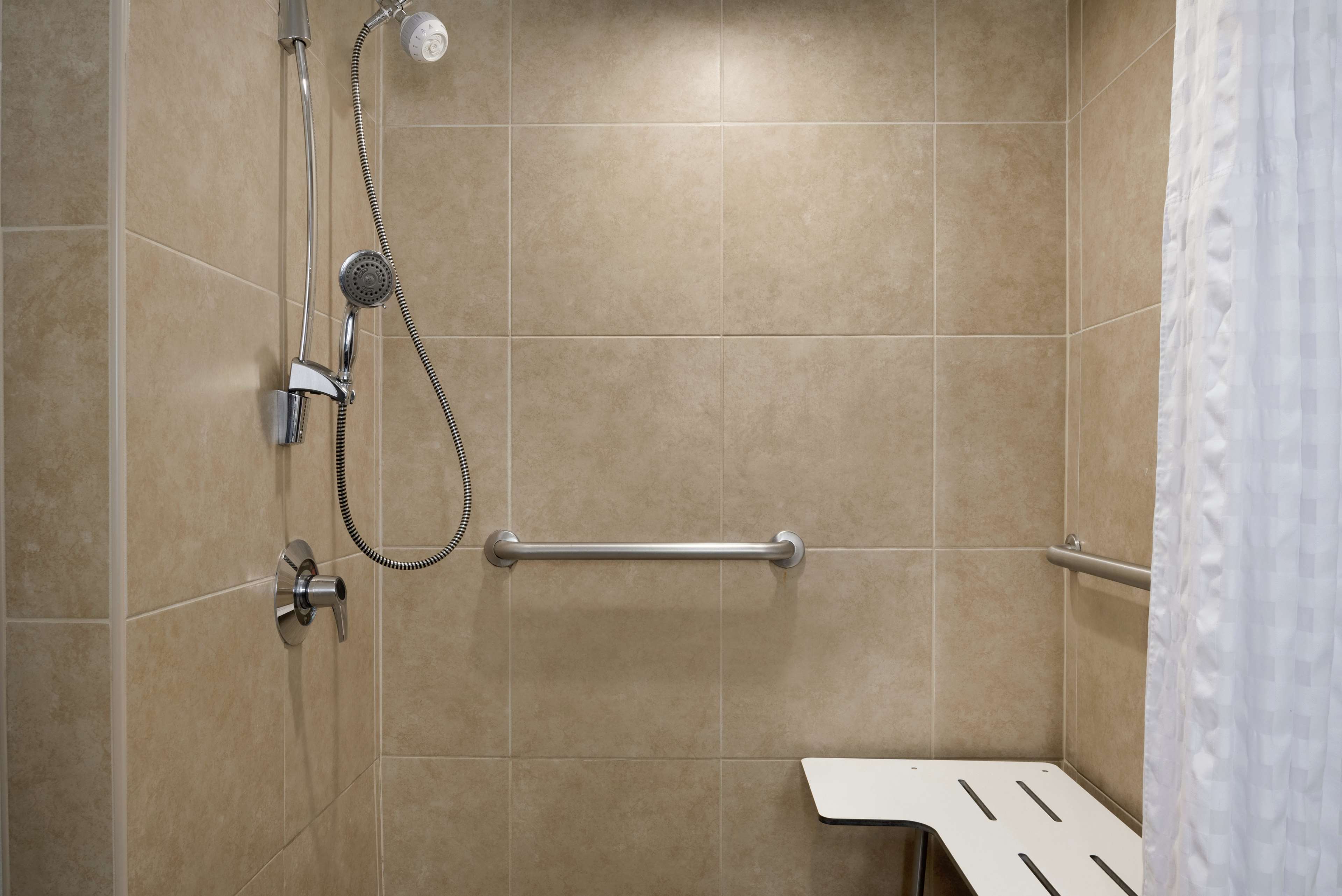 Embassy Suites by Hilton Cincinnati RiverCenter Room Type - 1KG STE ACC ROLL IN SHOWER