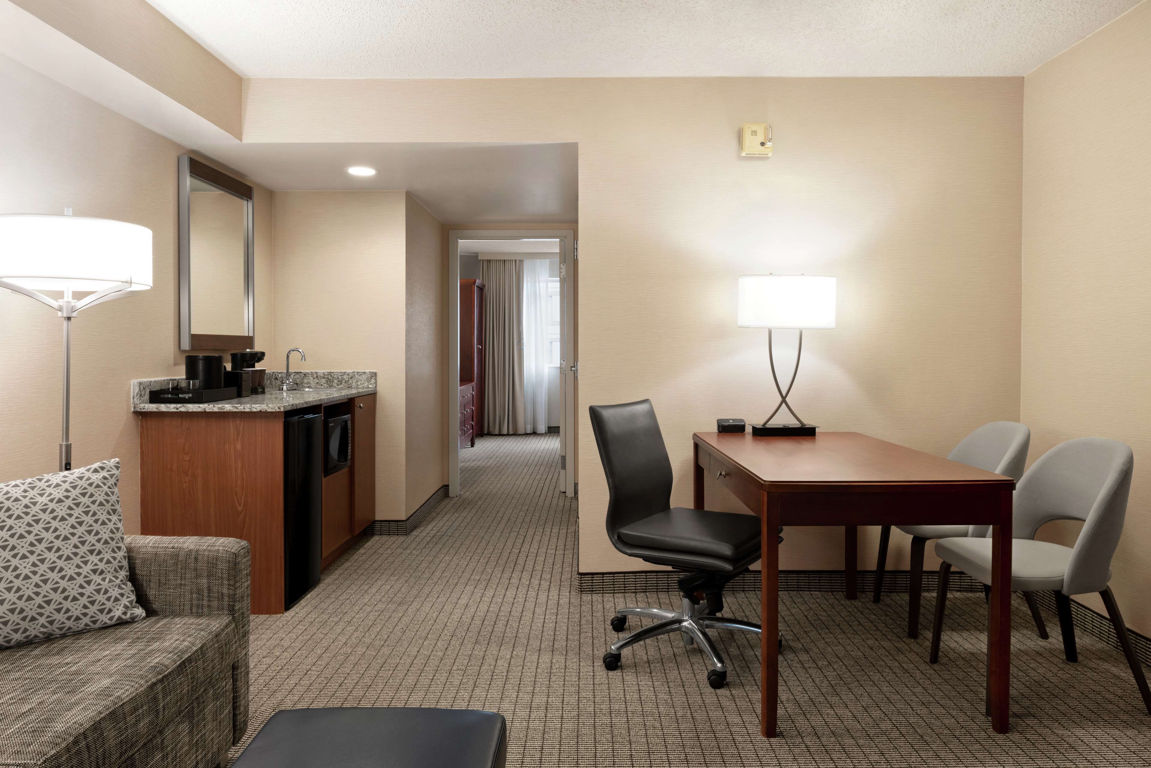 Embassy Suites by Hilton Cincinnati RiverCenter Room Type - 1 KG STE ACC TUB