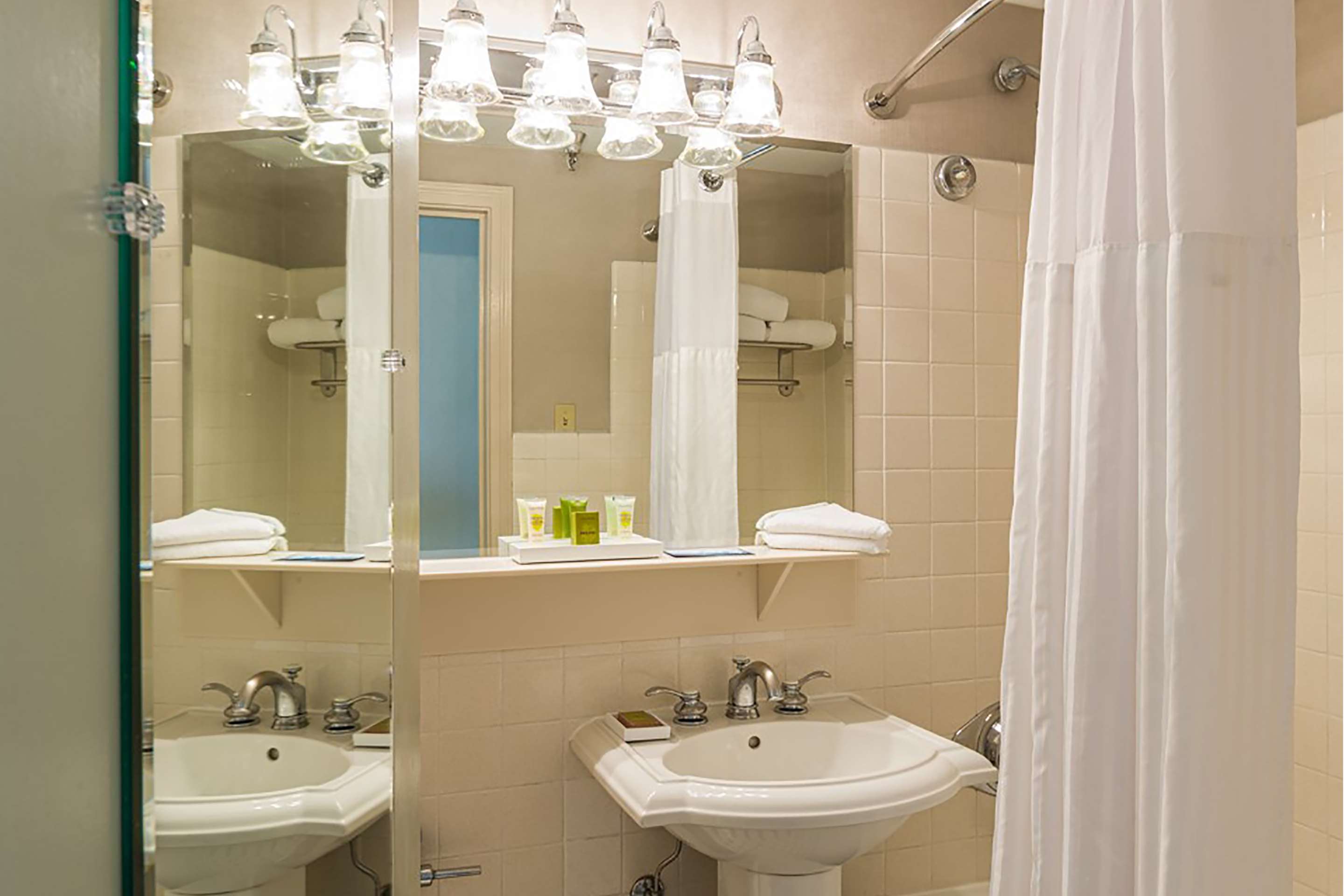 Guest room bath