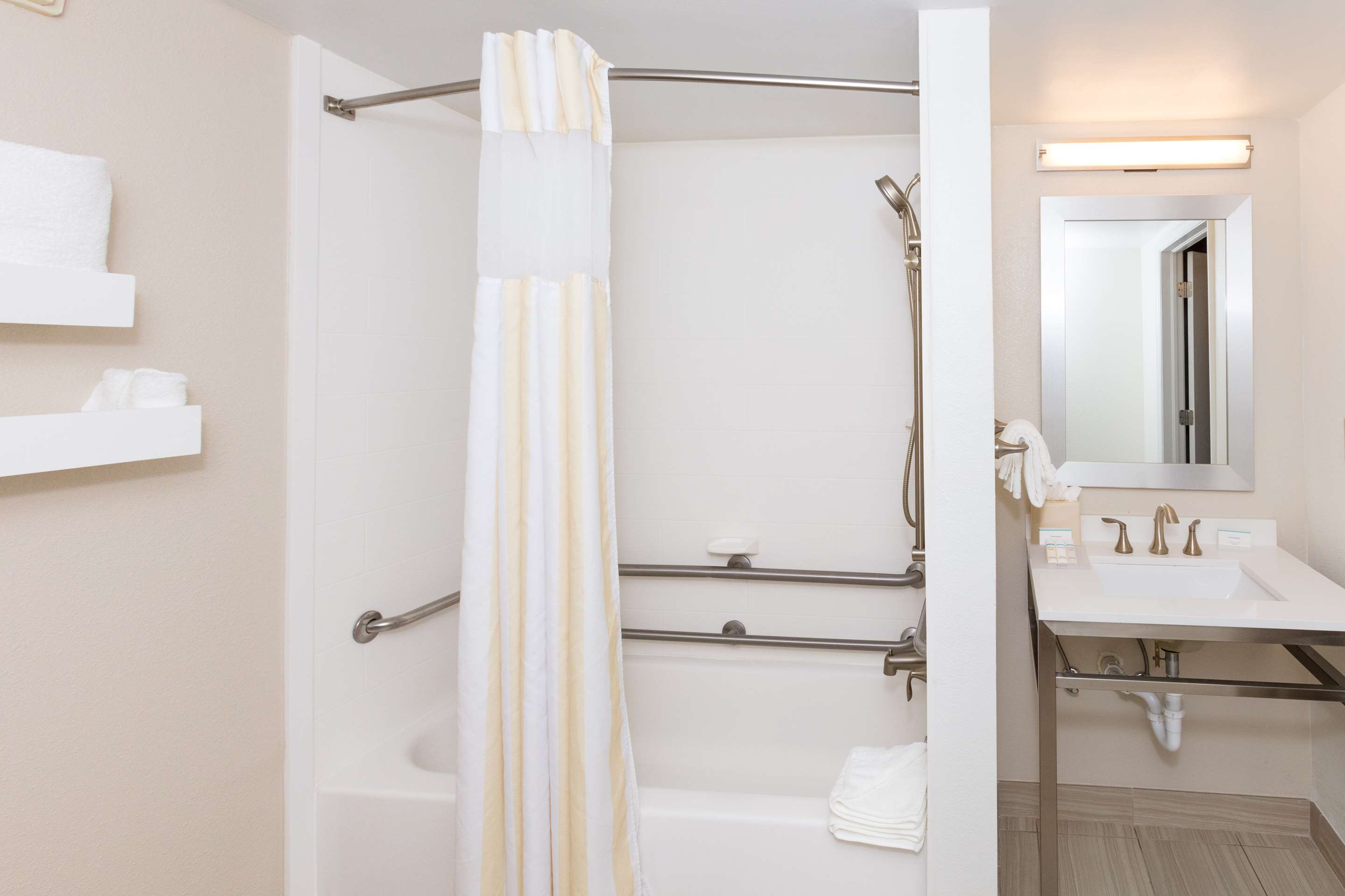 Guest room bath