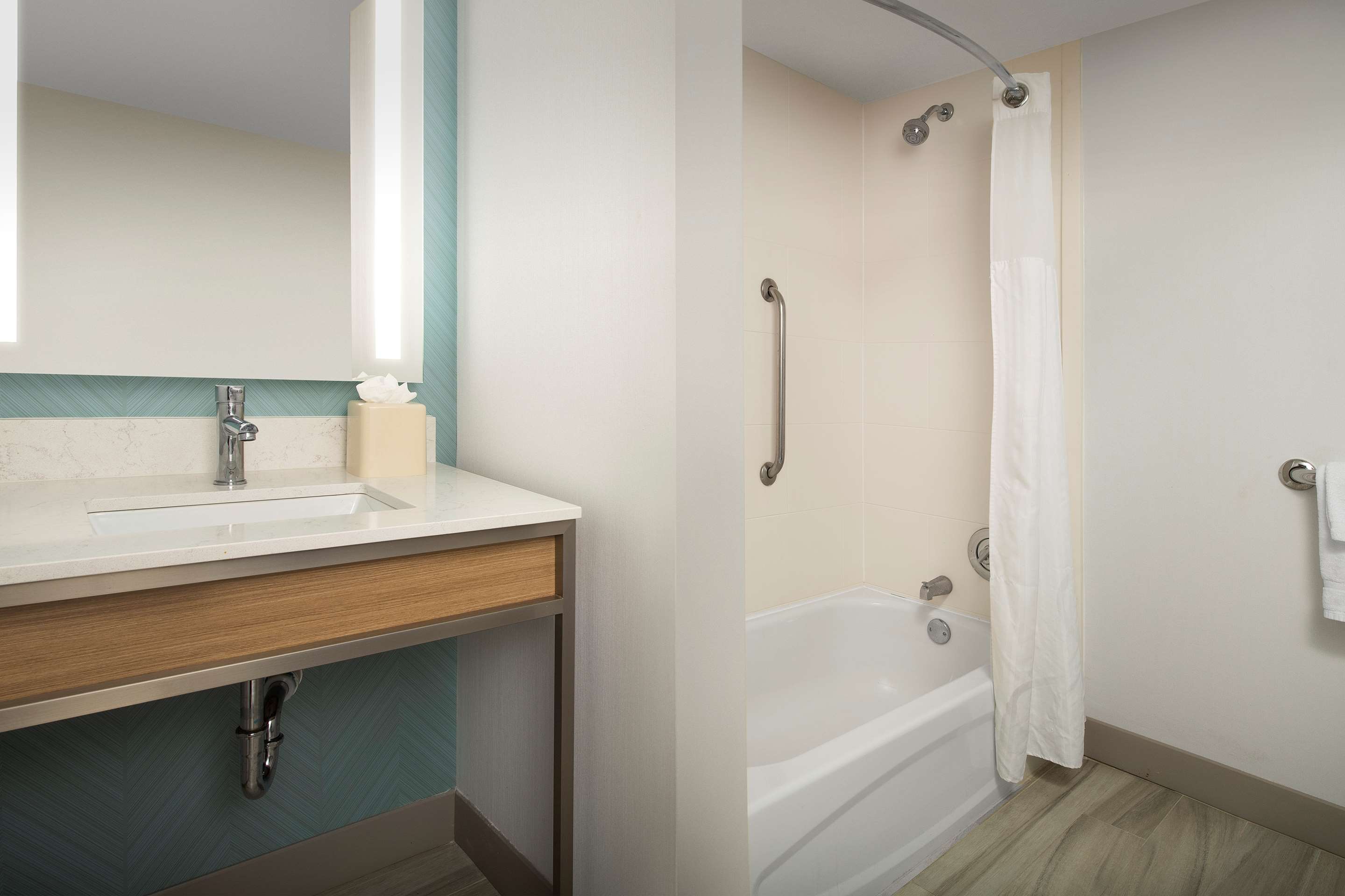 Guest room bath