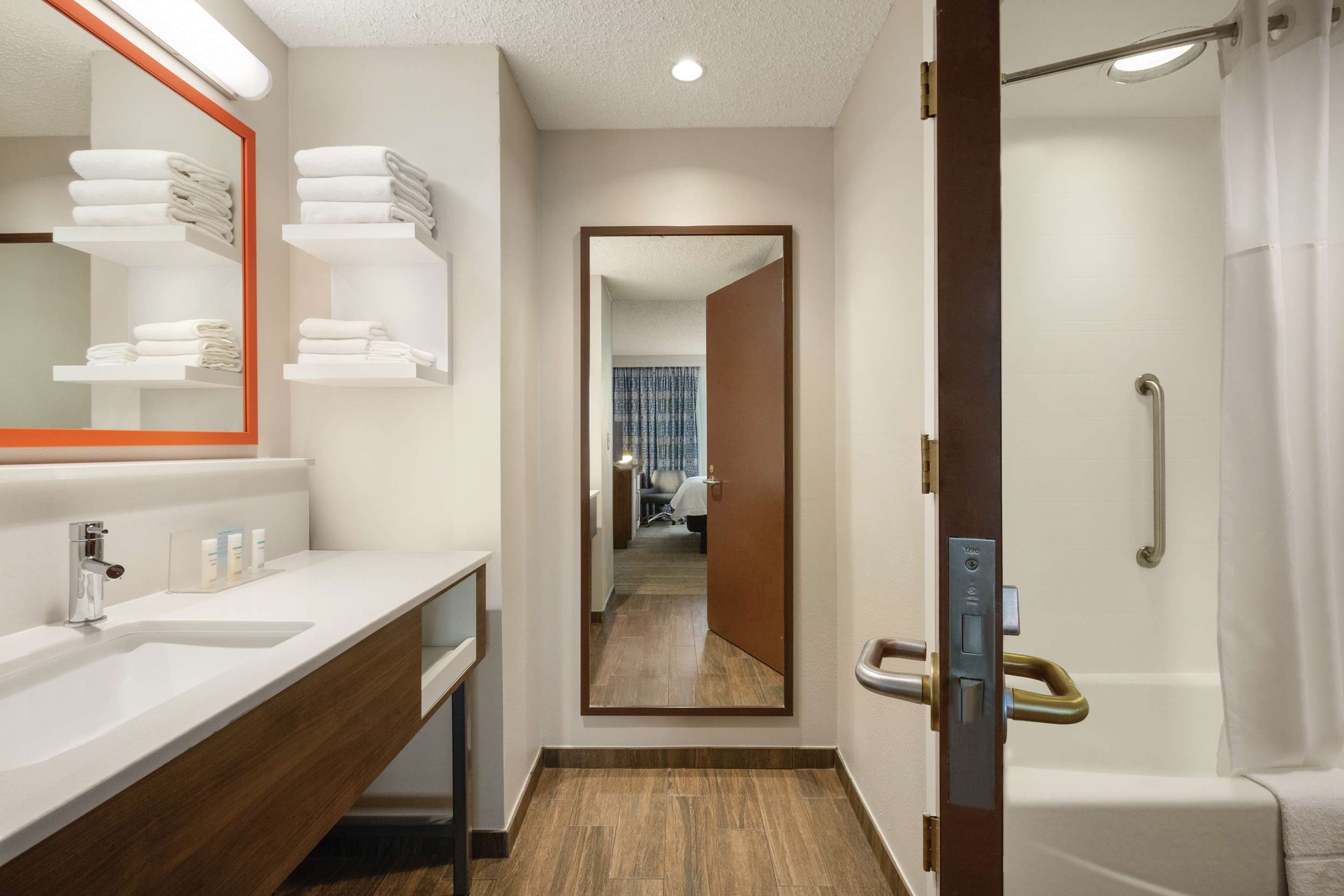 Guest room bath