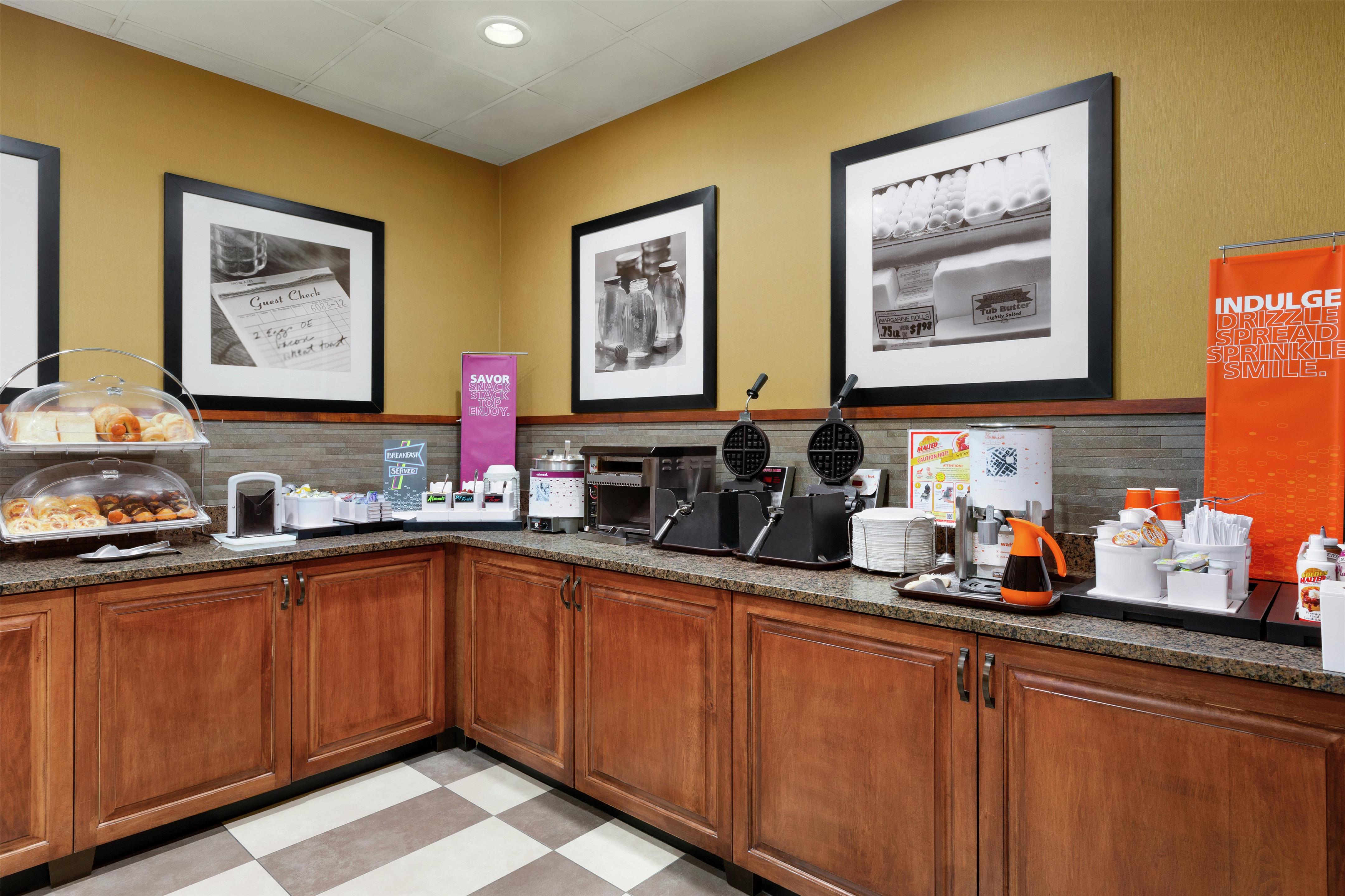 Breakfast Area | Hampton Inn & Suites Dallas-Mesquite