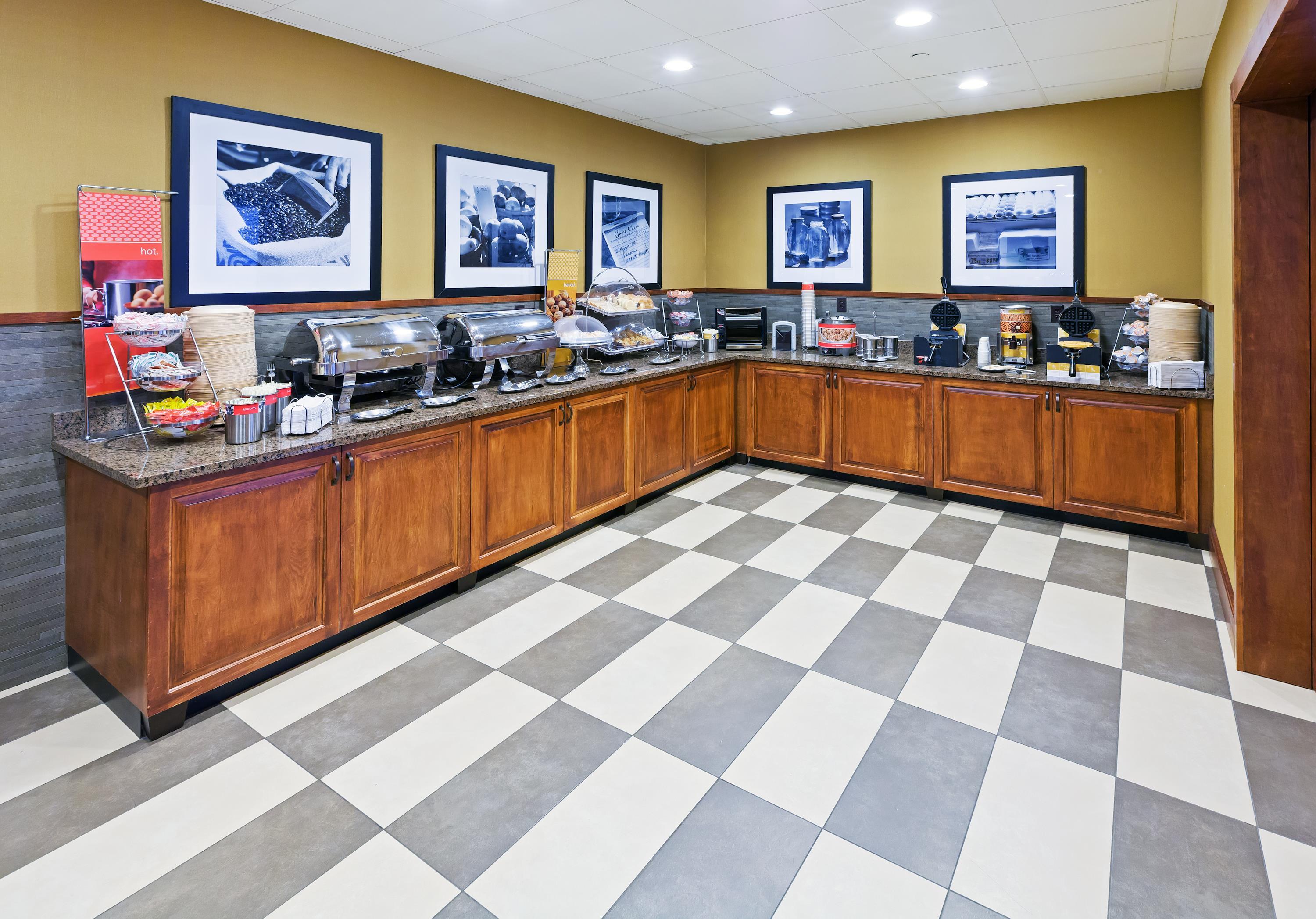 Breakfast Area | Hampton Inn & Suites Dallas-Mesquite