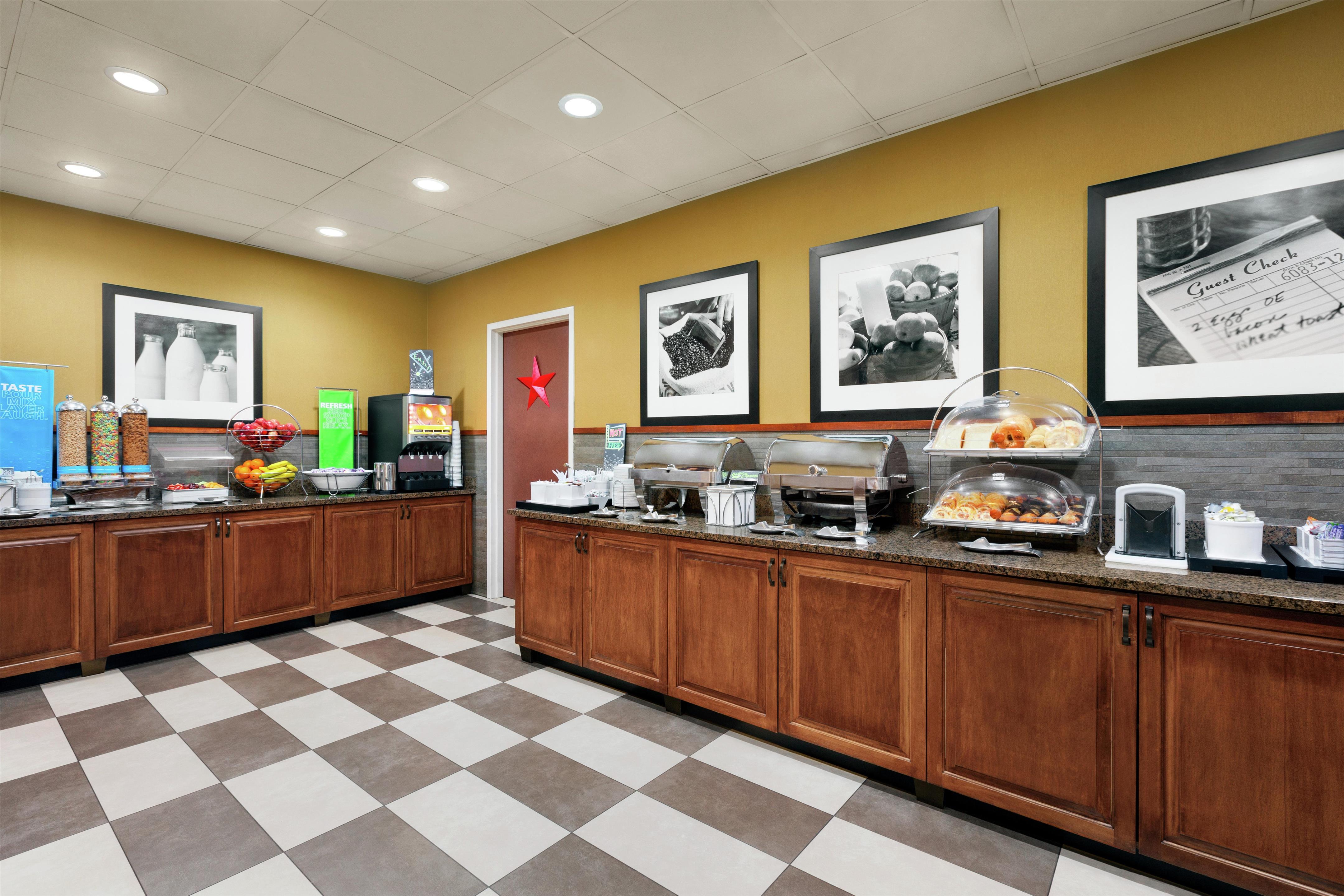 Breakfast Area | Hampton Inn & Suites Dallas-Mesquite